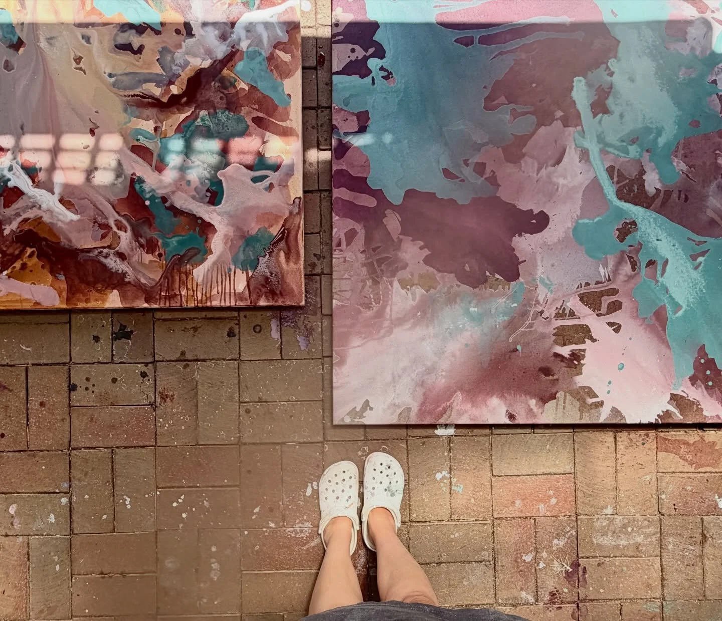 I started a beautiful commission two weeks ago.
Since then, five new pieces have followed.
I didn&rsquo;t sit down and plan it.
I just rolled with the momentum.
There&rsquo;s something about when creativity ignites and the whole energy in the studio 