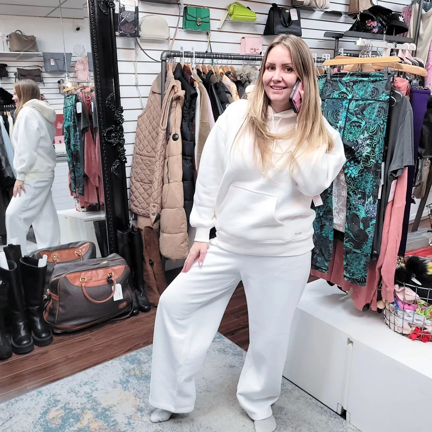 Gina being cute &amp; cozy  in NEW TNA pieces! 🤍 

TNA bubble fleece boyfriend pullover white Size S, $55.99 
(retail $98.00) 

Aritzia cozy sweatfleece boyfriend wide sweatpants white Size M, $39.99 ✨