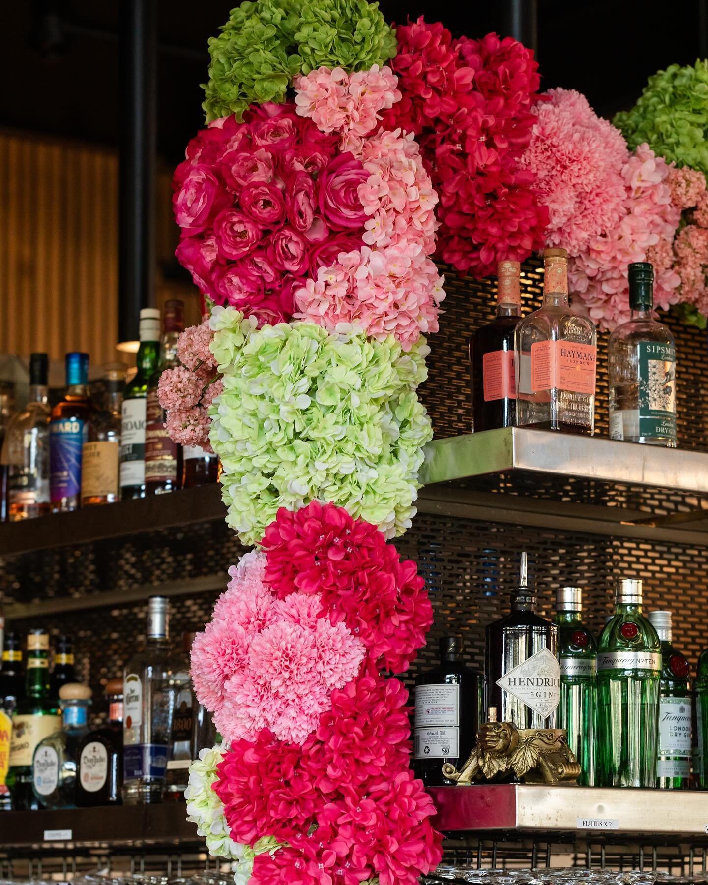 Summer Blooms
@sweetwaterrooftopbar 

Floral installation @mardieco 
Photography @erica_serena_photographer