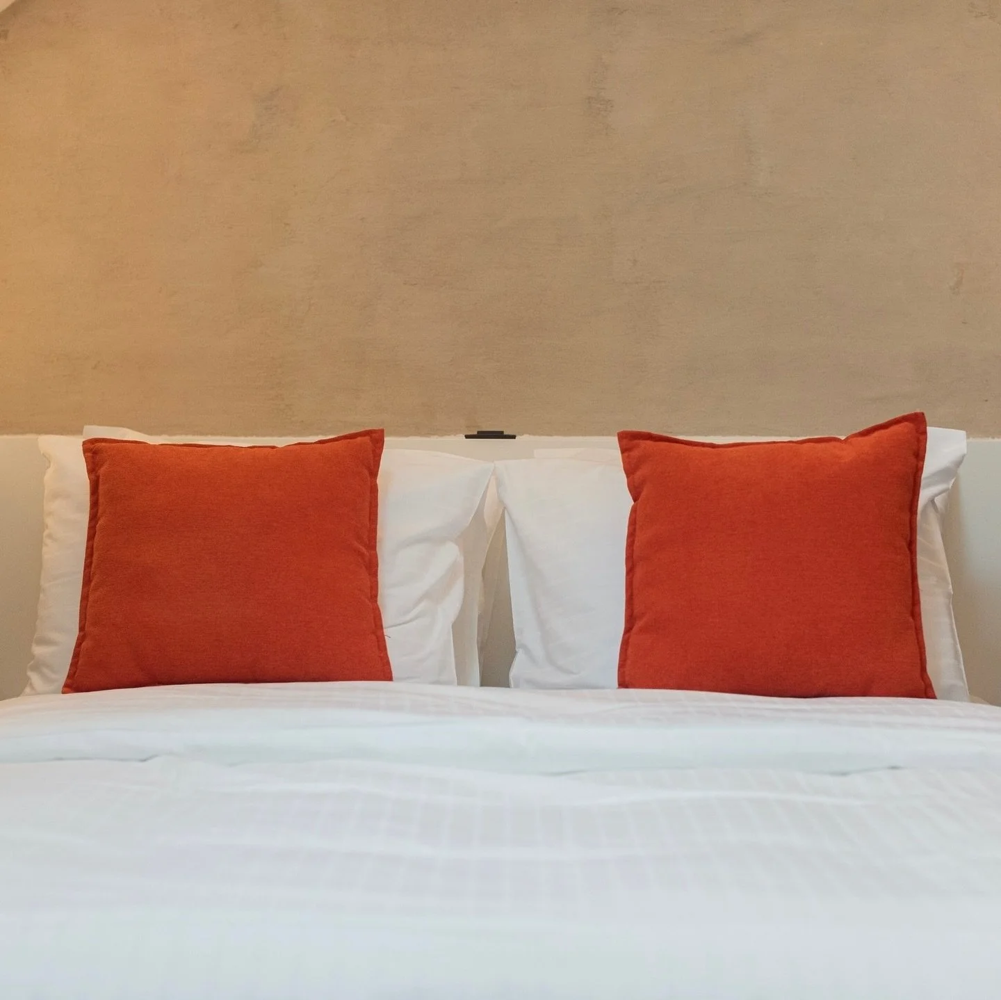 Nu de zomer er eindelijk aan komt, is het tijd om de perfecte vakantie aan de Belgische kust in te plannen! 🏖️

Geniet van zonnige dagen op het strand, gezellige wandelingen langs de boulevard en heerlijke zeevruchten in lokale restaurants.🐟

Of je