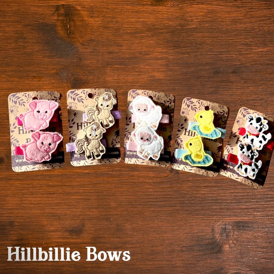🐄🐑🐖🐎 The Full collection of farm animal clips has landed! 🐎🐖🐄🐑
.
The little lambs were really popular so we&rsquo;ve now added ponies, pigs, cows and ducks to the range. 
.
Each pair of 40mm alligator clips are lined with scalloped edged ribb