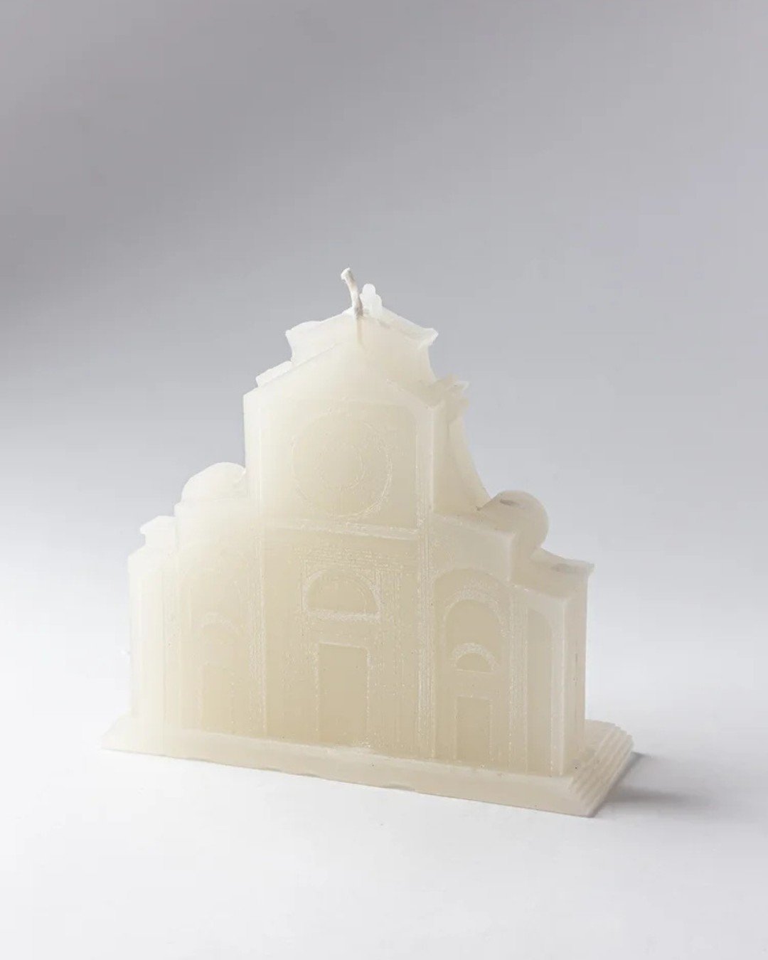 Light with a memory.
Each Santo Spirito candle is hand-poured in Florence using recovered wax from the lumi of the city&rsquo;s churches &mdash; wax once lit in prayer, now reborn in quiet glow.

Designed between Florence, Lucca, and Carrara, every p