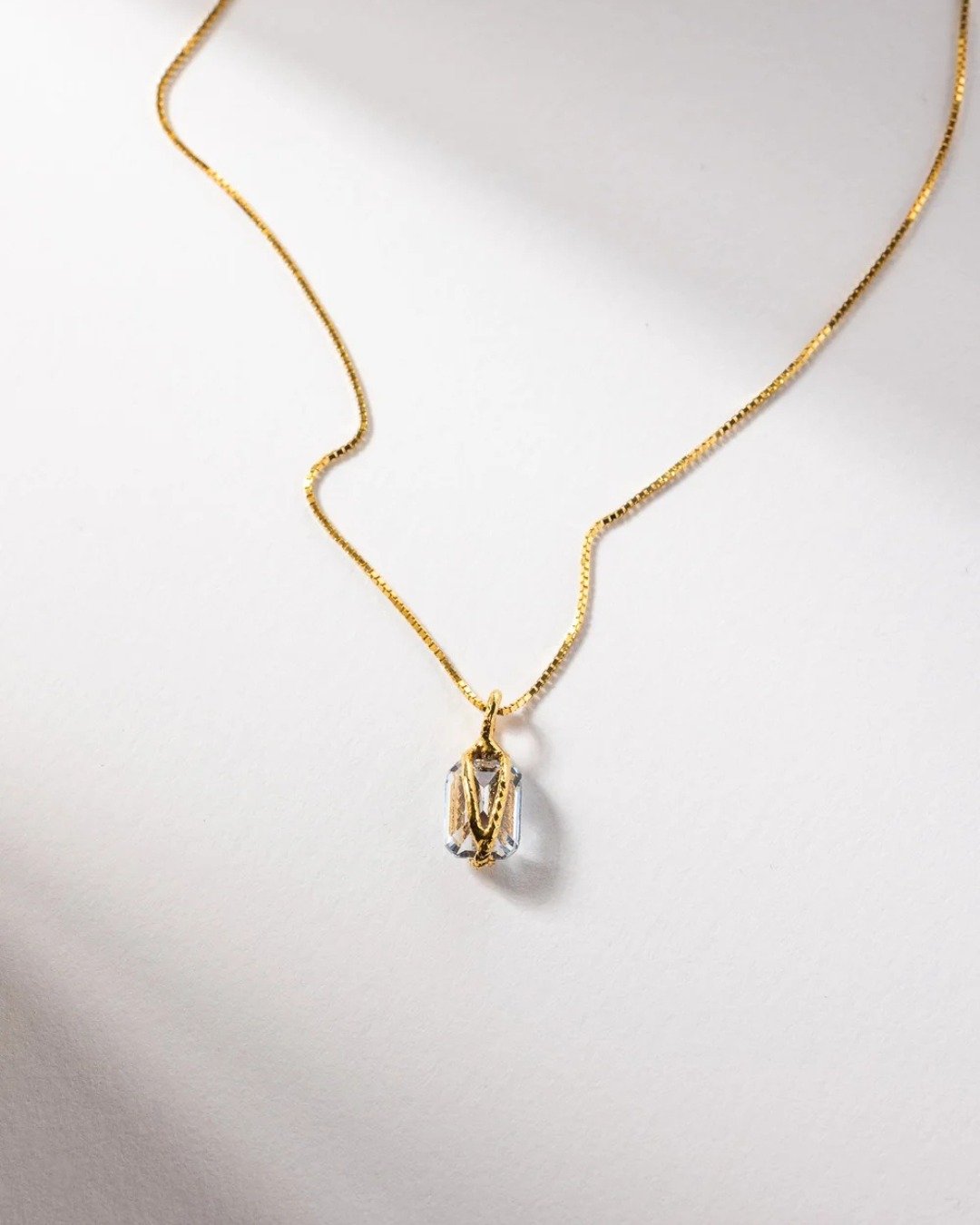 Color, held in balance.

The Bonbon Petit necklace reduces jewelry to a single gesture: one faceted stone, suspended by a fine gold-plated thread. 
Clean, essential, and quietly radiant.

Its form nods to the geometry of wrapped sweets &mdash; simple