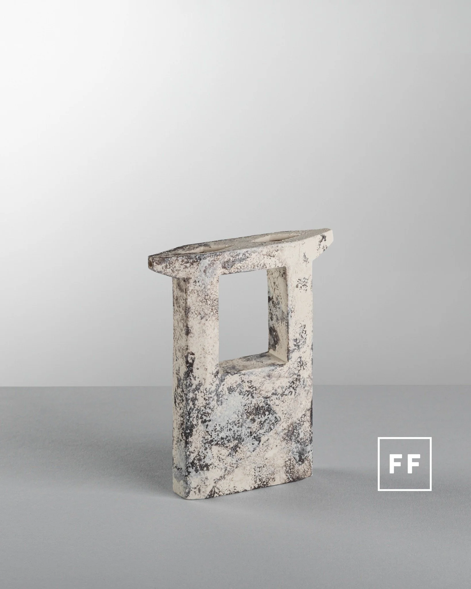 A handmade porcelain cruet crafted in Florence, designed as both a functional object and a sculptural presence on the table.
Its glazed interior contrasts with a raw, tactile exterior, giving the piece a quiet but distinctive material character.

The