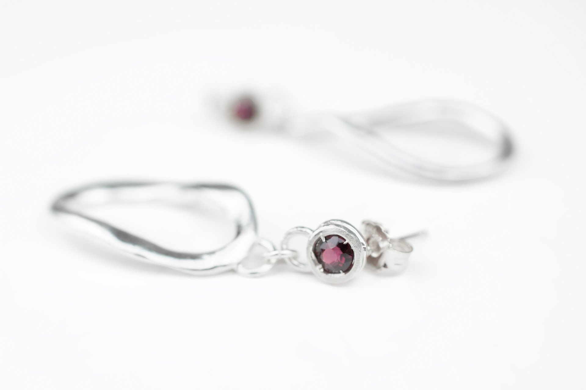 Wave earrings with stone