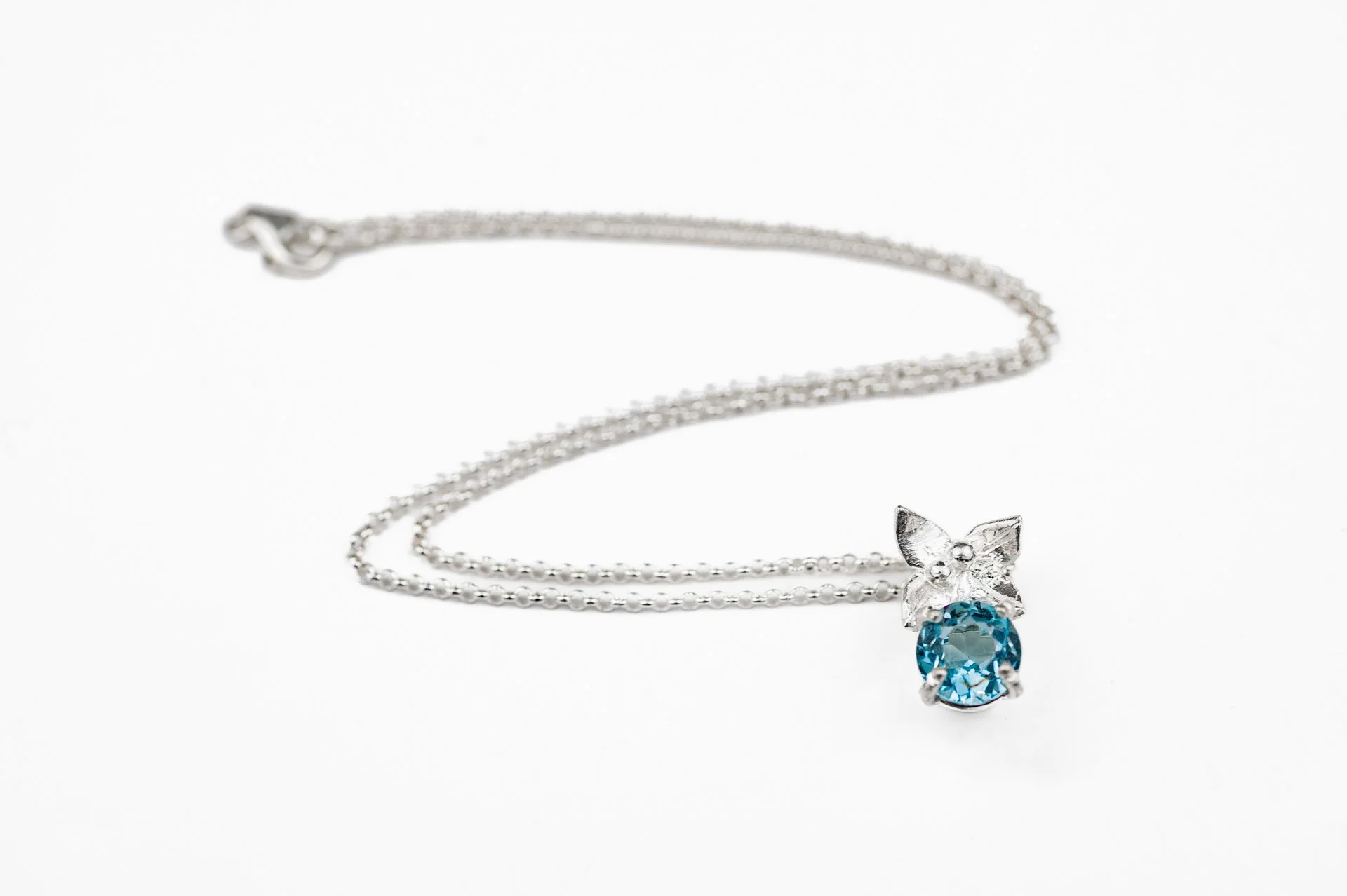 Flower necklace with blue topaz — Florence Factory Flower necklace with blue topaz — Florence Factory