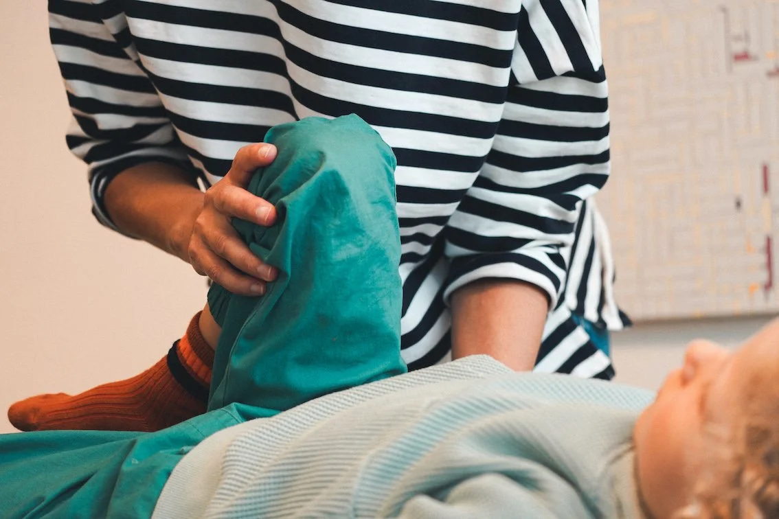 Ich nutze gezielte Berührungen im Rahmen einer NeuroScanBalance® Session, um die Wahrnehmung der Wirbelsäule und des Nervensystems zu verfeinern.