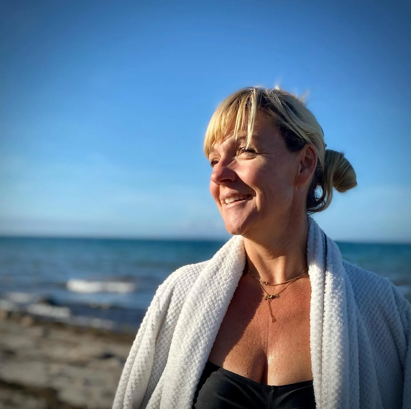 A A H H H 
Havet renser.
Sommerens tempo er skyllet af med saltvandet. 
Sluppet. 
At slippe betyder ikke n&oslash;dvendigvis et tab.  Men en frigivelse. 
Et temposkifte. Efter&aring;ret inspirerer til mere langsommelighed og mere dybde. 🙏  Det blive