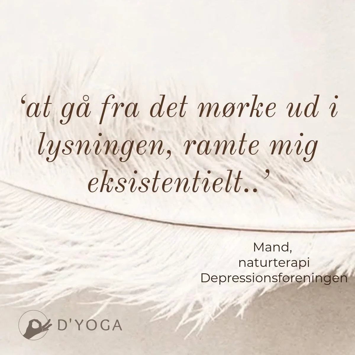 N A T U R E N  S O M  V E J V I S E R 

I naturterapi arbejder vi med, at forandring ikke kun forst&aring;s &ndash; den sanses og leves.
For mennesker med depression kan det v&aelig;re afg&oslash;rende at bev&aelig;ge sig fra de m&oslash;rke graner o