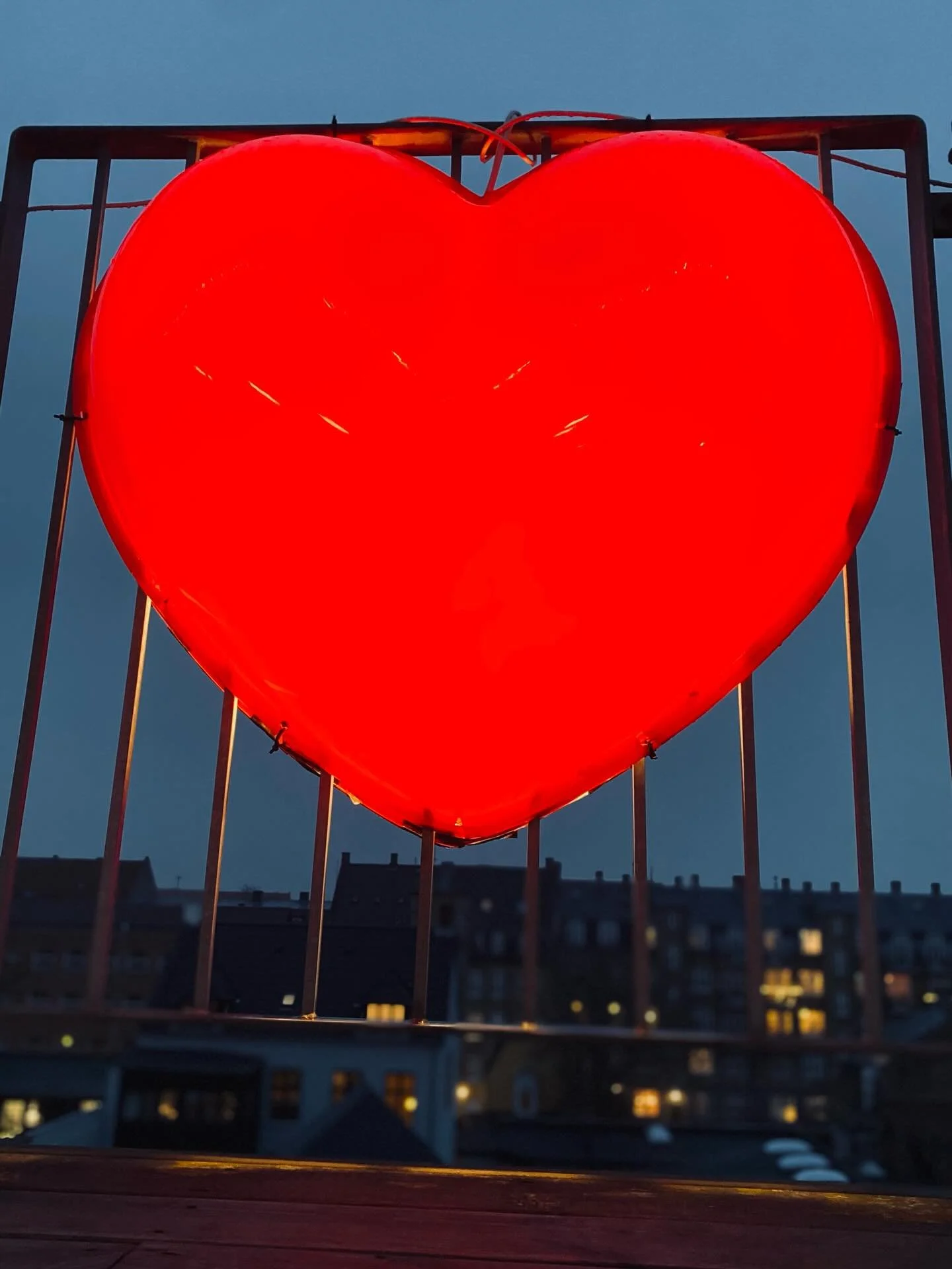 H J E R T E T 

Hjertet er broen mellem det jordiske og det &aring;ndelige&hellip; 
Og hjertet er broen mellem det individuelle og det universelle&hellip; 
Forbundet gennem hjertet .. 
Fra dage p&aring; de k&oslash;benhavnske tage med fuld valuta p&a