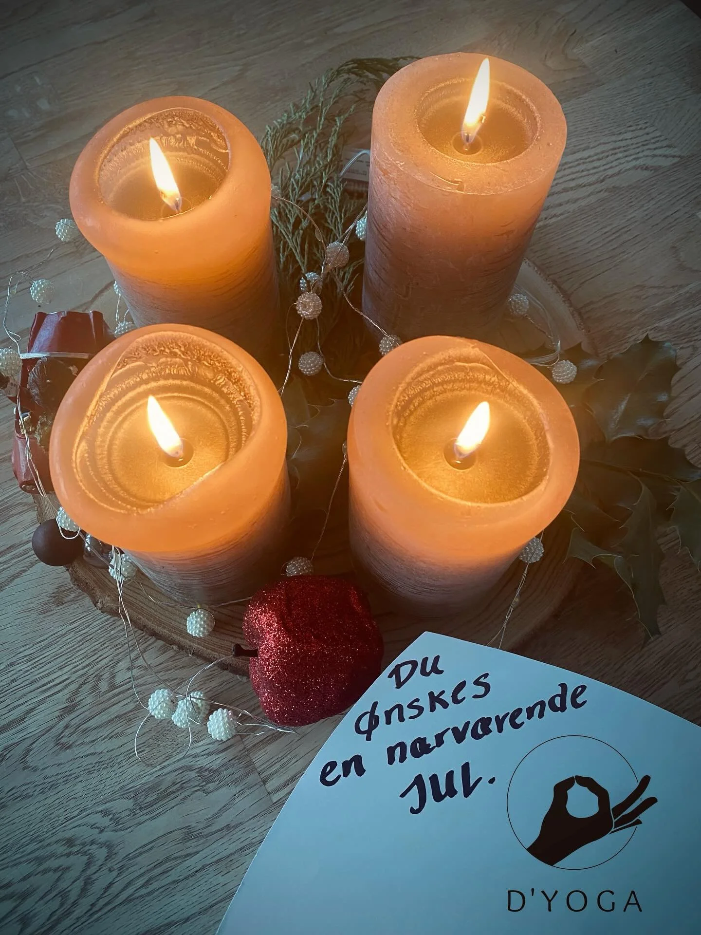 N &AElig; R V &AElig; R E N D E  J U L 

Jeg &oslash;nsker dig en n&aelig;rv&aelig;rende jul. 
Indl&aelig;g stunder, hvor du observerer dine f&oslash;dder p&aring; jorden, morgenfrosten p&aring; din hud, udsigten fra dit vindue, duften i k&oslash;kke