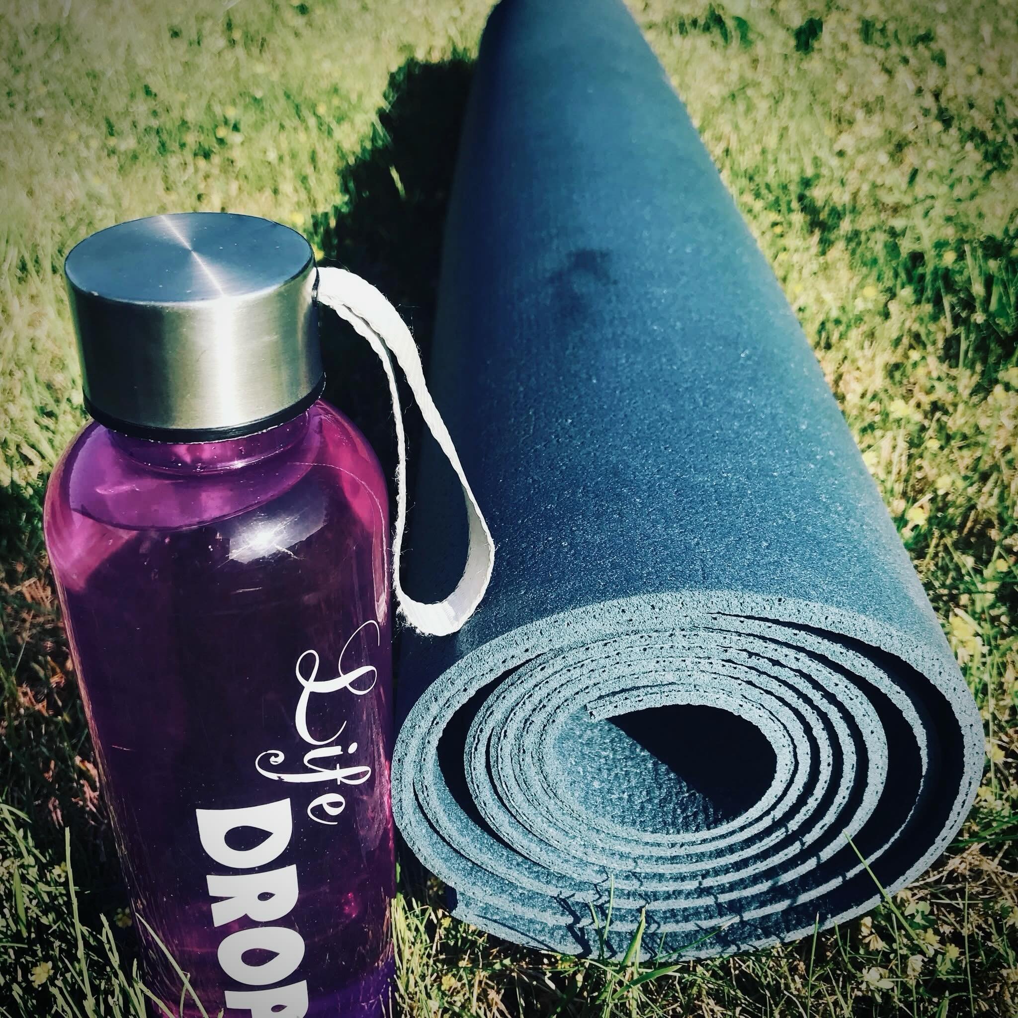 D&rsquo;YOGA DROP IN DERUDE 

L&Oslash;RDAG  01 - 08 - 2026 

En yogasession for m&aelig;nd og kvinder.

Bev&aelig;gelse for kroppen og ro til hovedet. 

En stund med n&aelig;ring for sj&aelig;len. 

Jeg tager imod dig

p&aring; den gr&oslash;nne ban