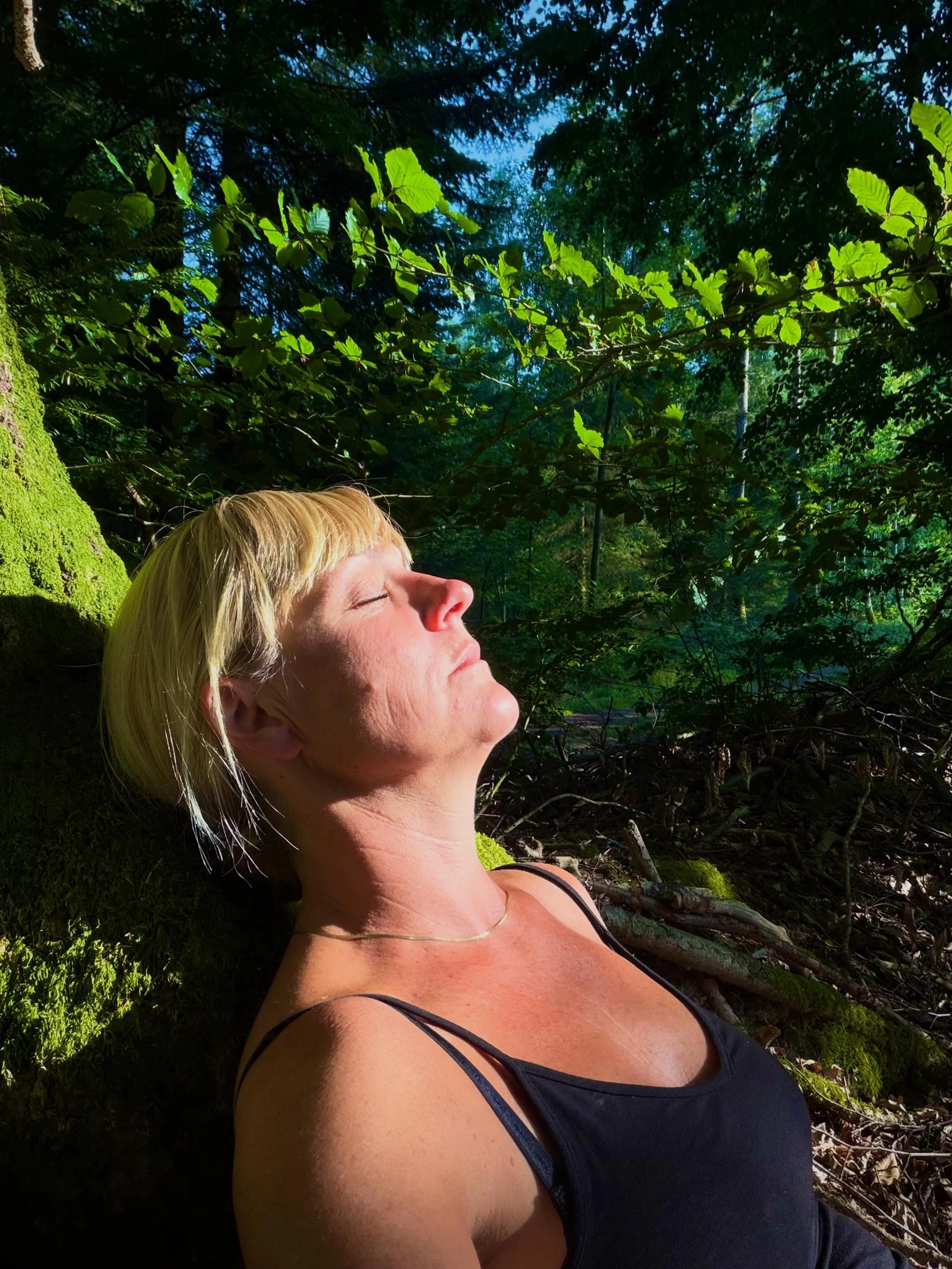 T R &AElig; E T S.  S T I L L I N G 

&lsquo;Tr&aelig;ets stilling&rsquo; findes i mange variationer i yogaen. 
- I dag blev det den her! &hellip; 🌳

For mental afsp&aelig;nding - ro 
For kontakt med kroppen - grounding 
For at blive holdt og st&osl