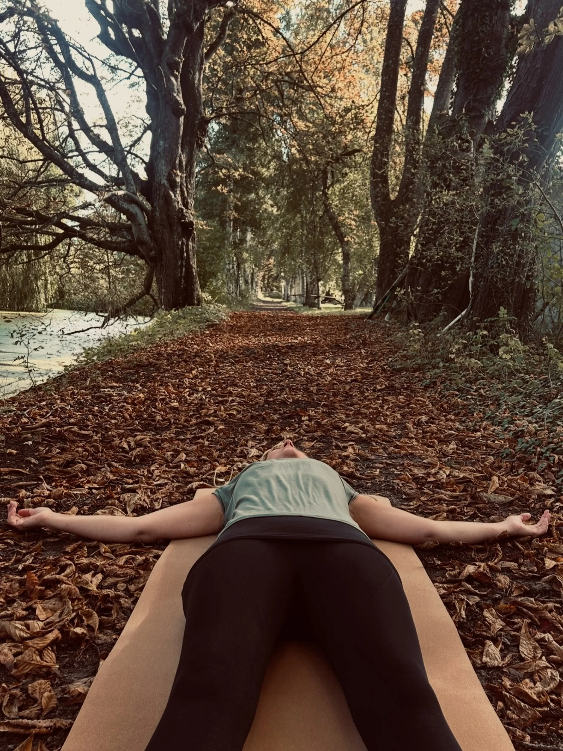 S H A V A S A N A 
- den lille d&oslash;d i naturen 

N&aring;r jeg praktiserer yoga i naturen, er den ikke bare en kulisse. Den er en del af praksisen og jeg er s&aring; vild med det. 

Jeg finder mig et rart sted, l&aelig;gger mig og lader naturens