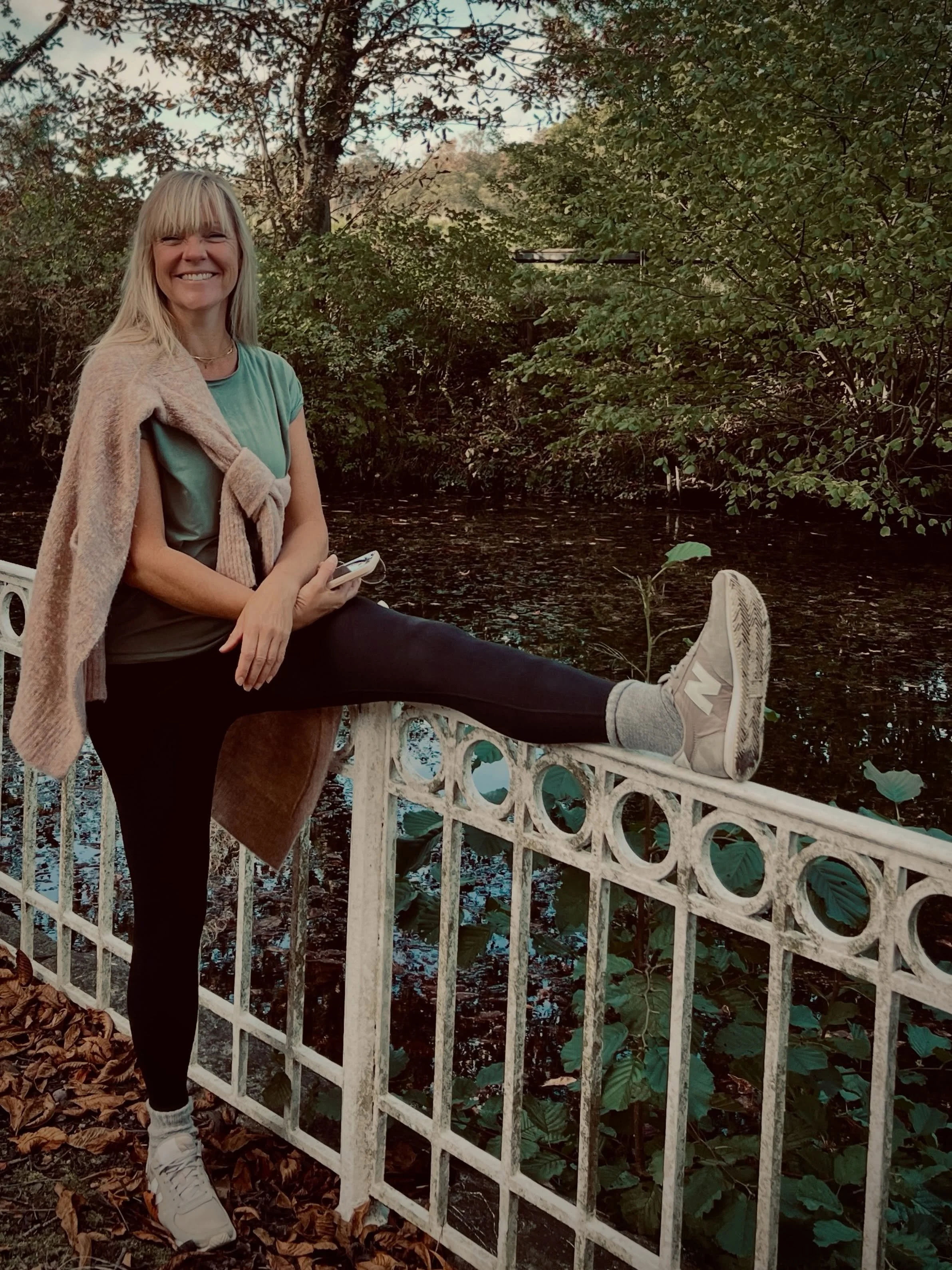 E F T E R &Aring; R S  N Y D E L S E 

En fantastisk efter&aring;rsdag. Vindstille og masser af farver i skoven. Varmt i solen og friskt i skyggen. 
En yogasession p&aring; en h&oslash;jskole med internationale g&aelig;ster og en yogasession med &lsq