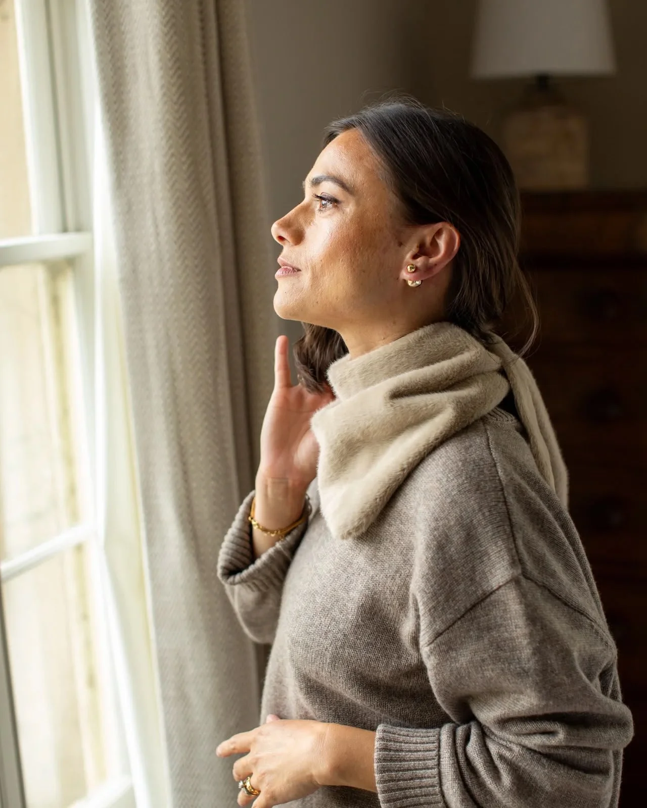 lady wearing a woolen jumper and Faux fur scarf from lifestyle brand chalk