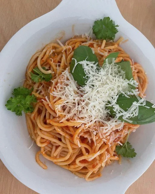 Spaghetti med tomatsovs og basilikum