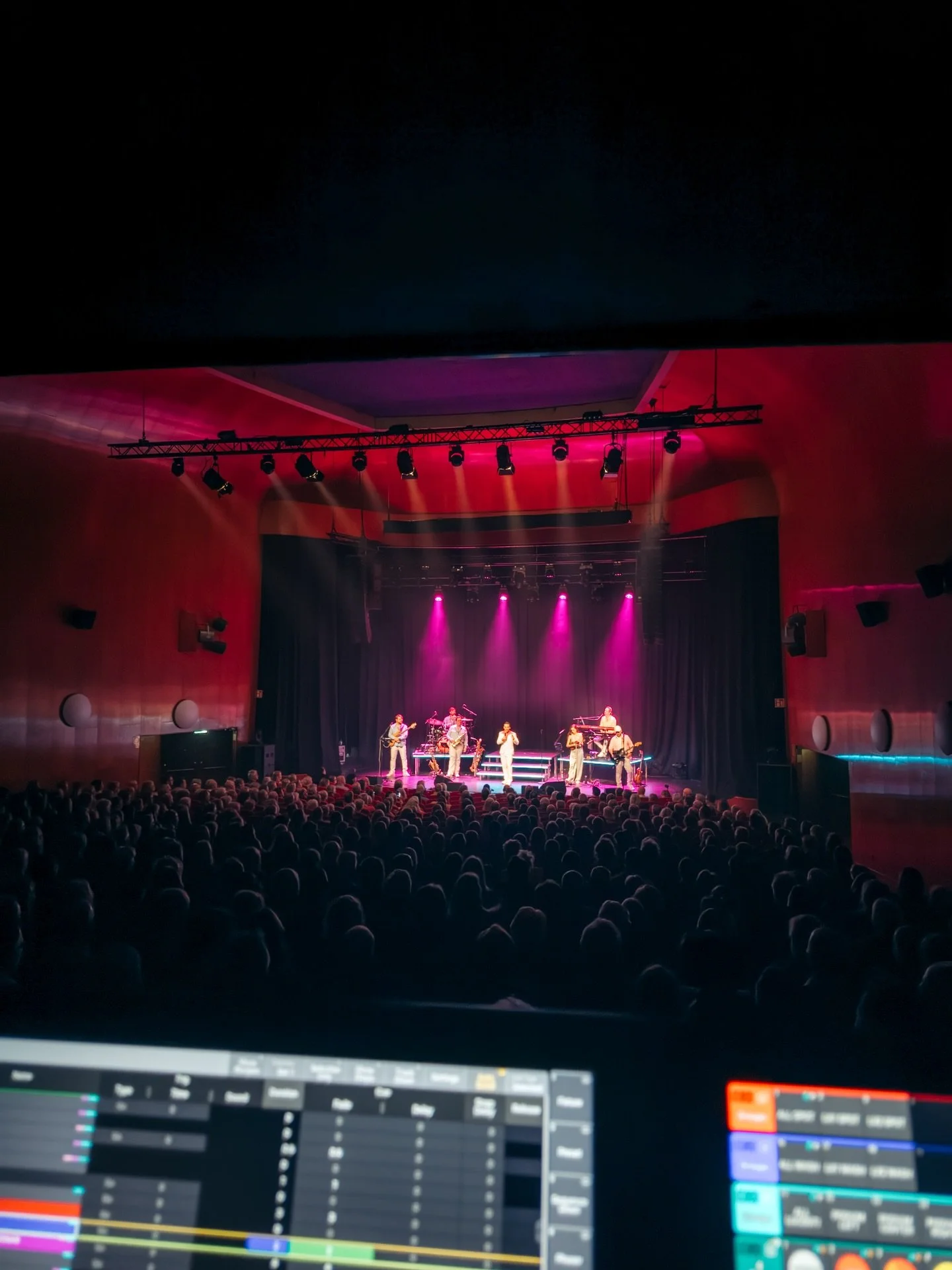 I helgen intog @brunomitsogiannis scenen p&aring; @drakenlive med sin dansbandsshow BRUNOZ och vi stod f&ouml;r den tekniska leveransen. 
Tack @krall_entertainment och @wearedm.swe f&ouml;r gott samarbete!