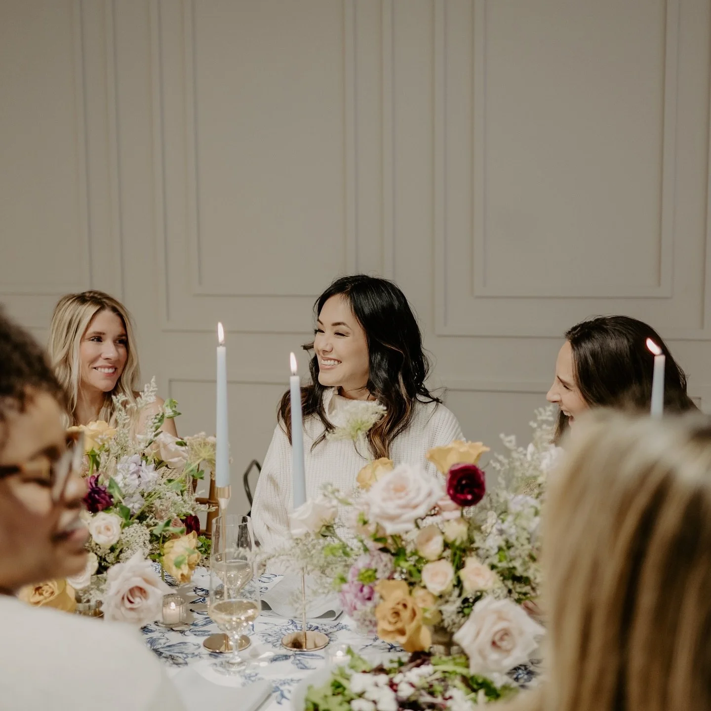 Let&rsquo;s have a dinner party 🎉 

Table setting/ Florals: @hannahcaraballo 
📸: @simplicity_photo_