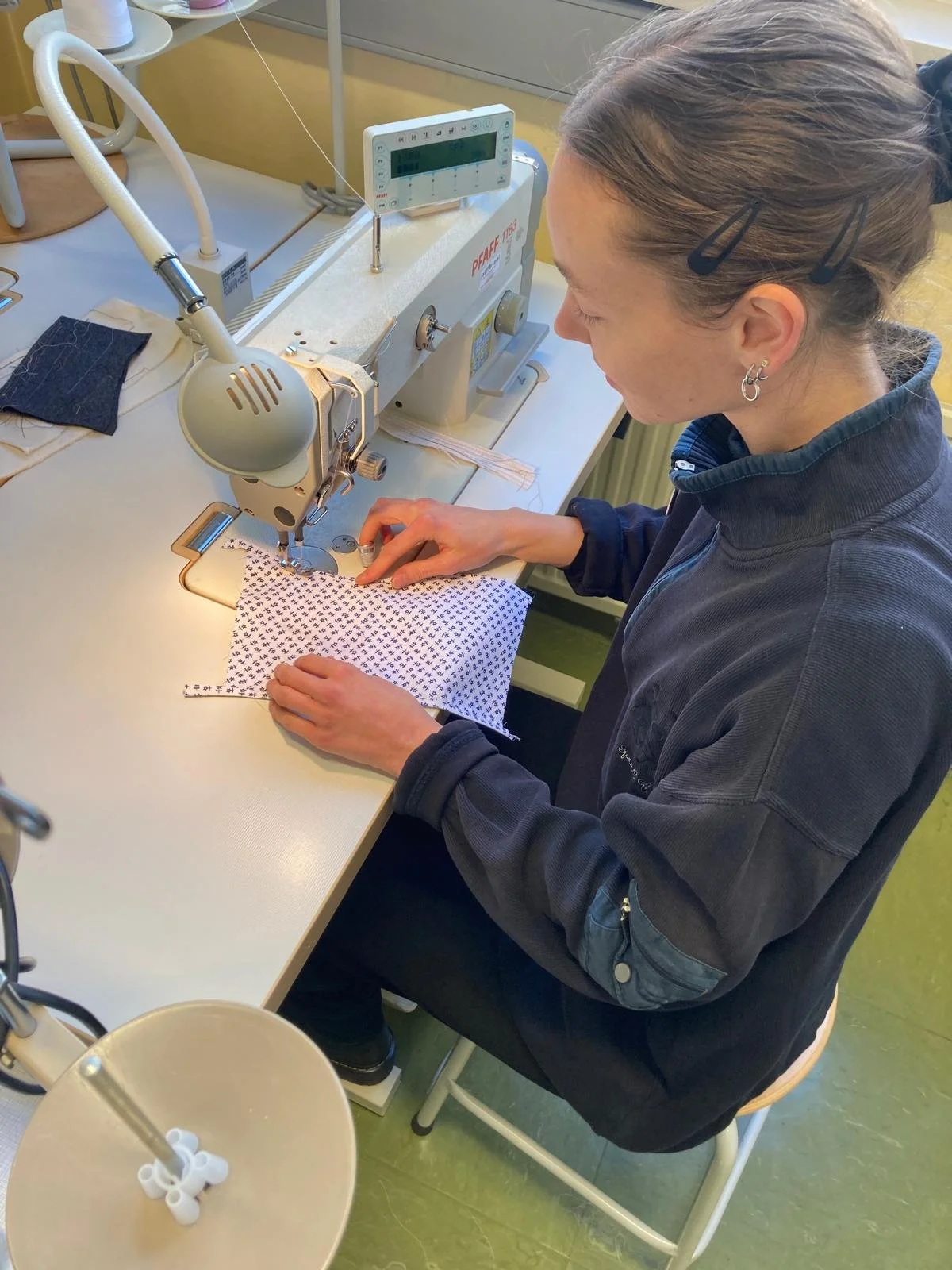 Lehrling Alina an der Nähmaschine