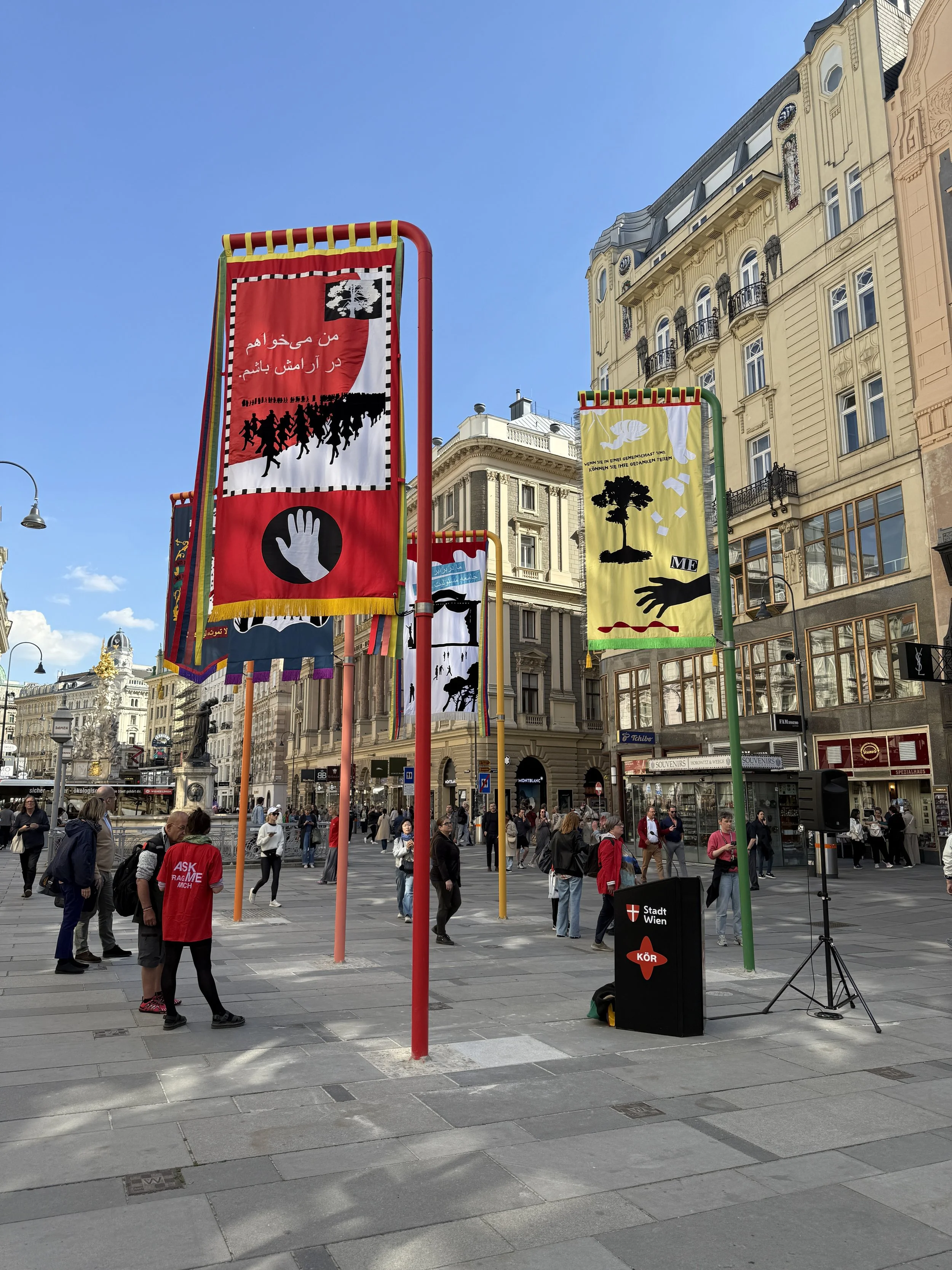 KÖR: Die fünf Banner vor strahlend blauem Himmel am Graben