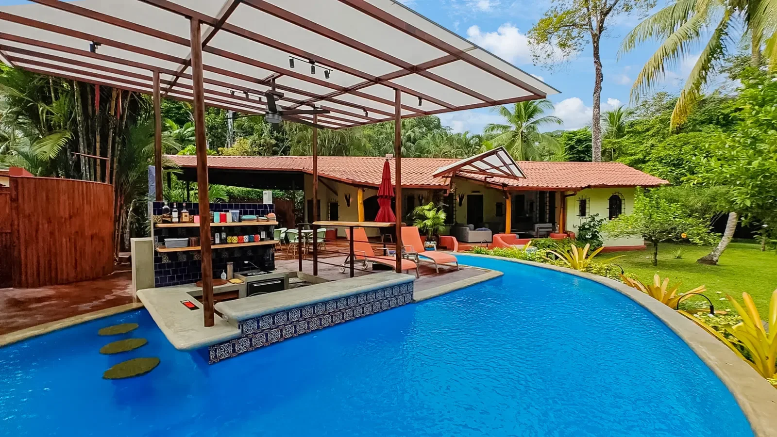 $799,000 - 3 Bd/3.5 Ba - Turnkey Entertainment Home with Pool in Playa Chiquita