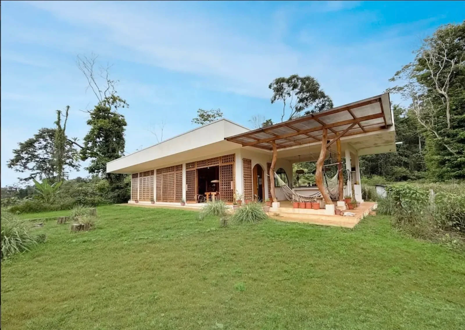 $475,000 - 1 Bd/1 Ba - Off-Grid Farm on 31 Hectares Near Cahuita, Costa Rica