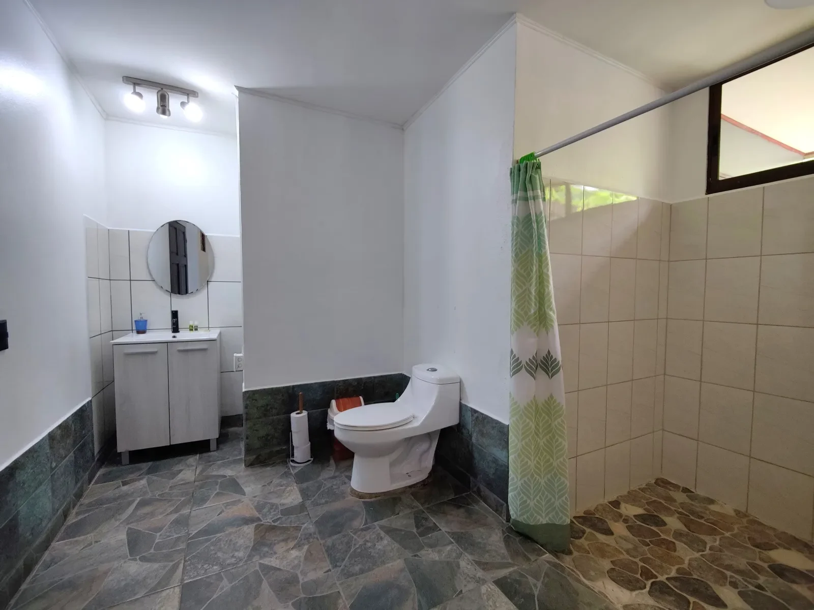 charming-home-with-stunning-outdoor-spaces (10).webp