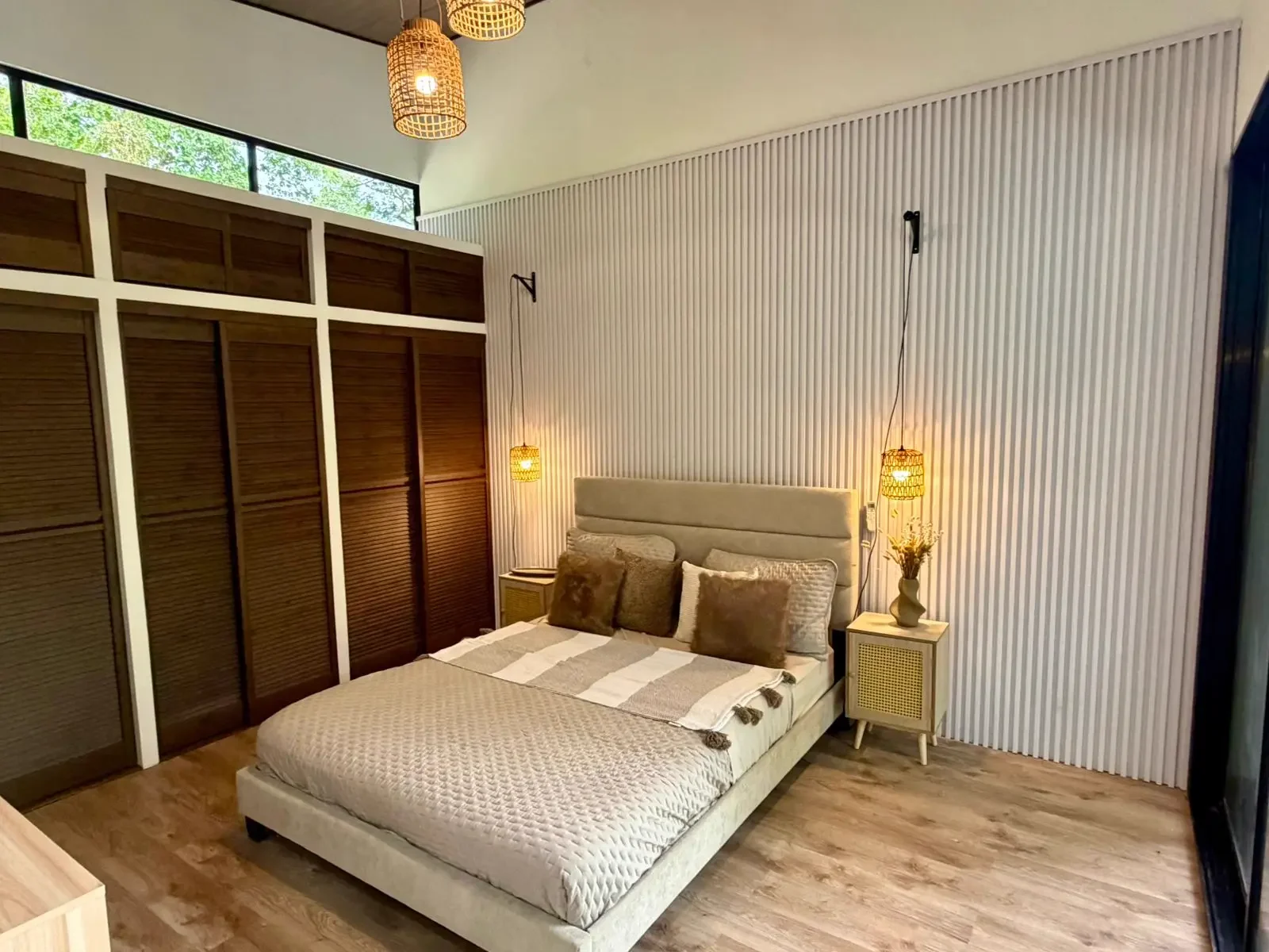 modern-luxury-meets-jungle-serenity (8).webp