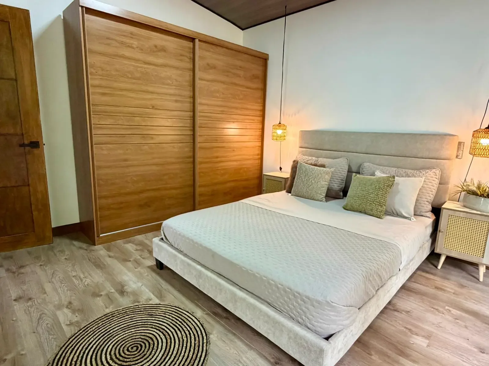 modern-luxury-meets-jungle-serenity (9).webp