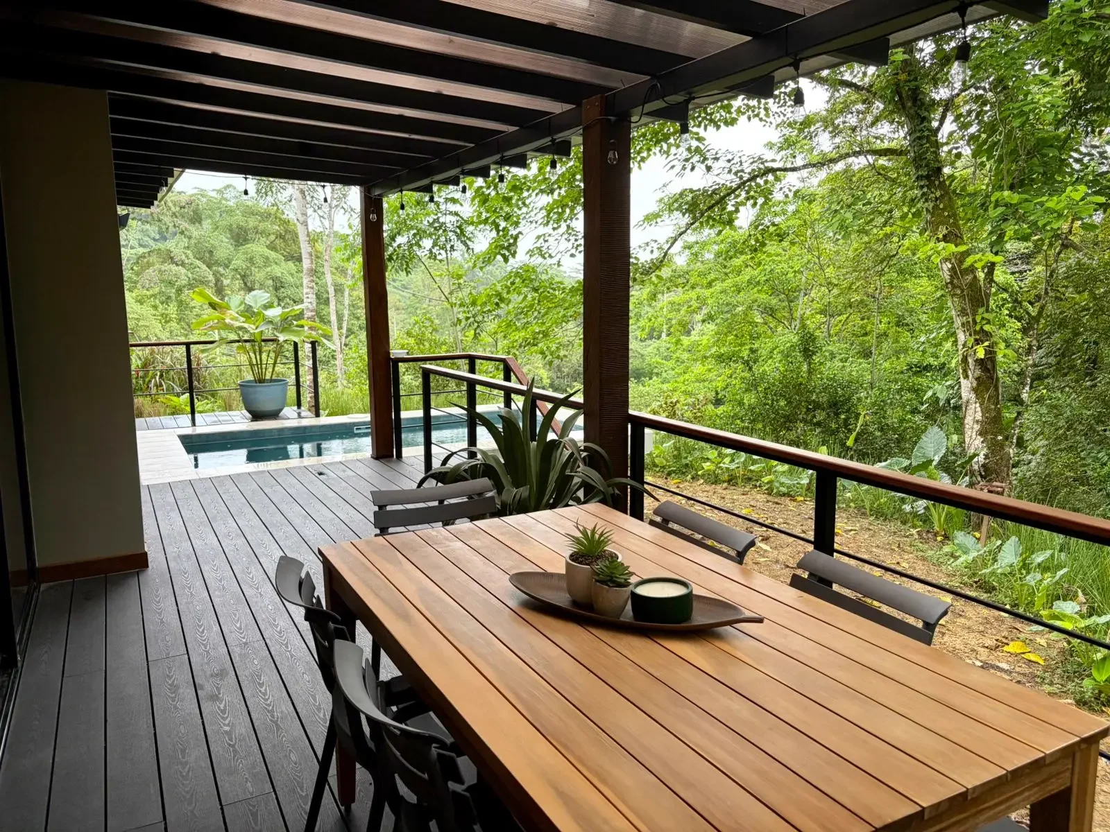 modern-luxury-meets-jungle-serenity (10).webp