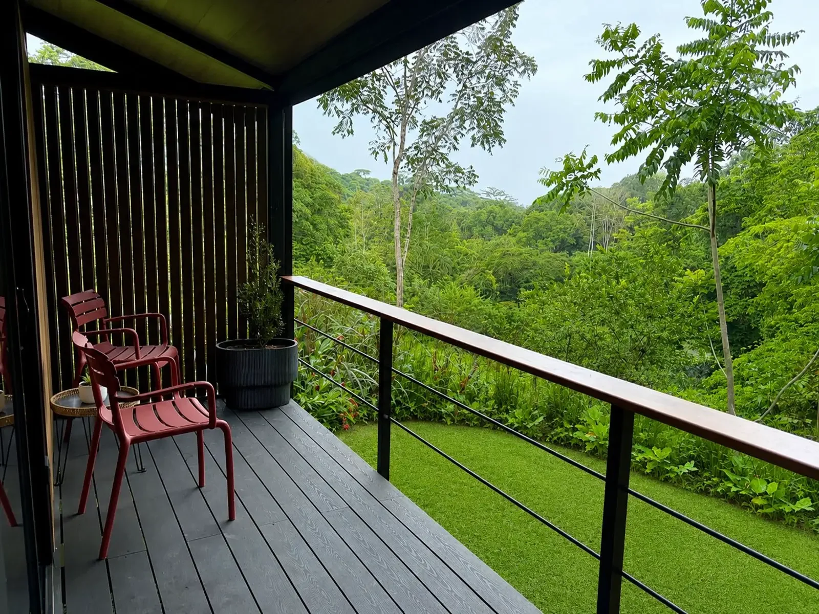 modern-luxury-meets-jungle-serenity (11).webp