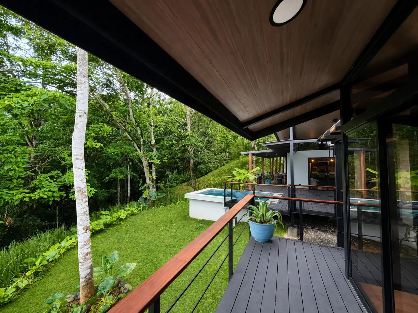 modern-luxury-meets-jungle-serenity (12).webp