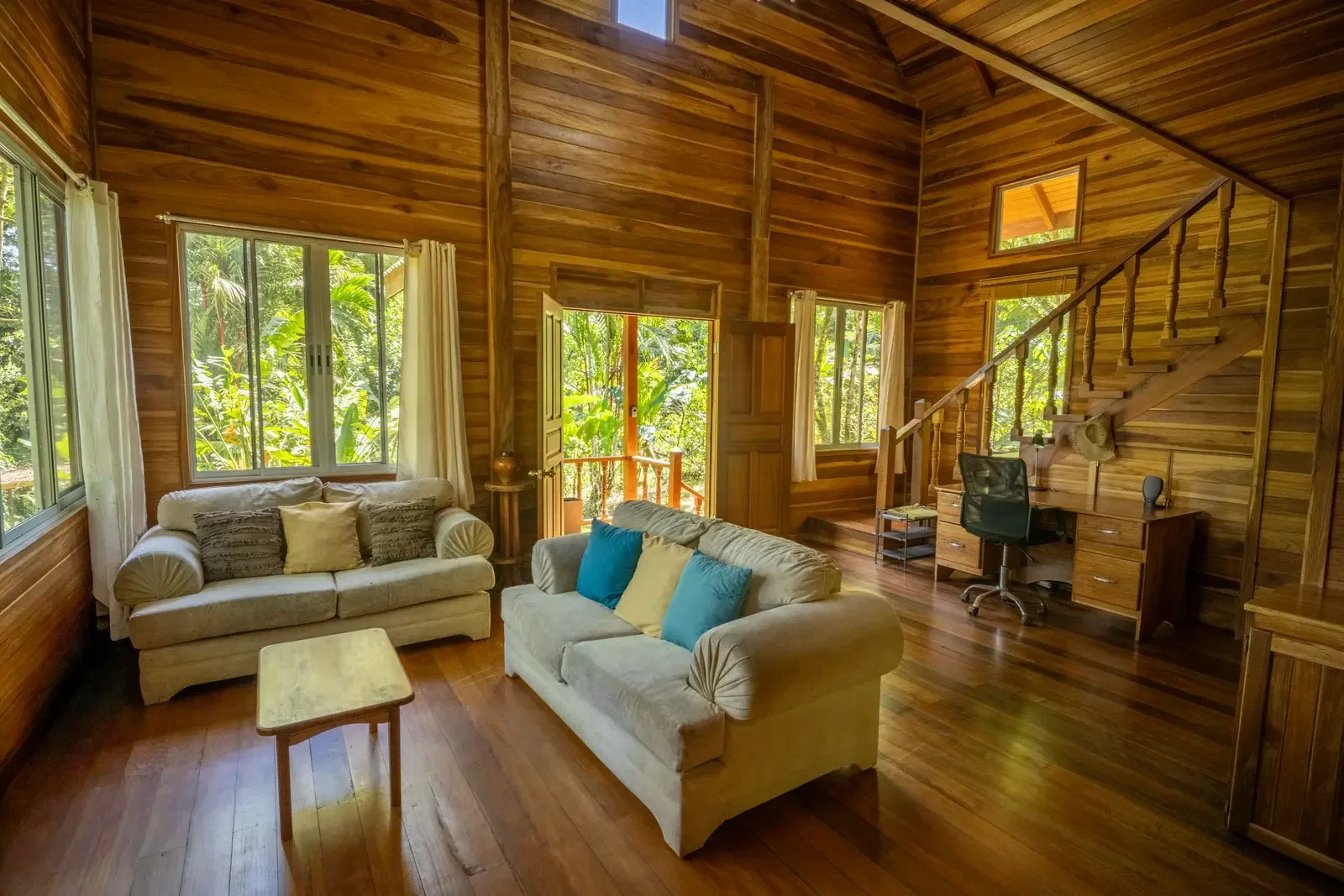 $185,000 - 2 Bd/2 Ba - Private Jungle Chalet in a Gated Community Near Hone Creek