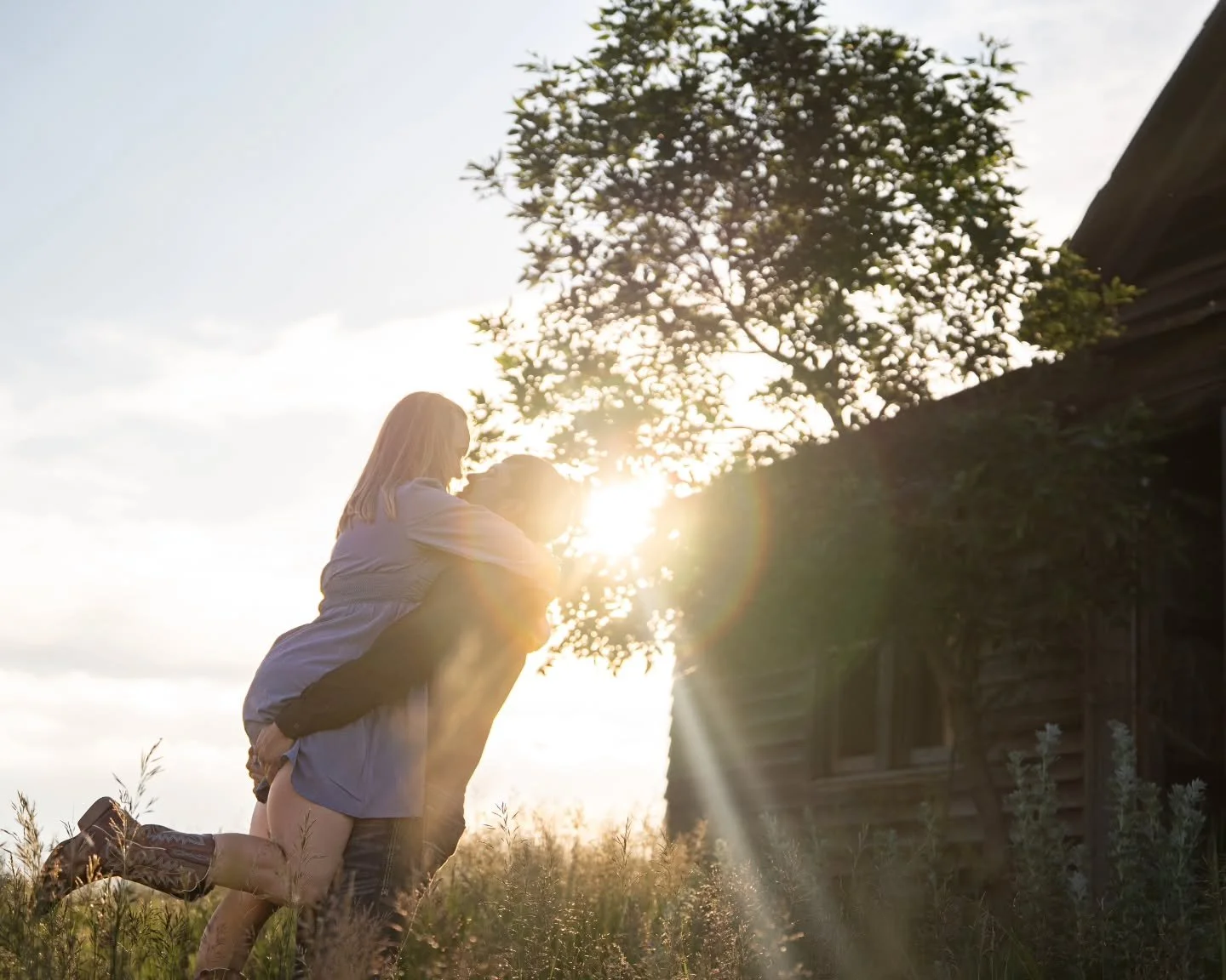 Dancing through fields like no one&rsquo;s watching. 🌾🩷

There&rsquo;s something about walking through fields of tall grass at sunset &mdash; the way the golden light catches in the blades, the soft swaying with each breeze, and the quiet feeling o