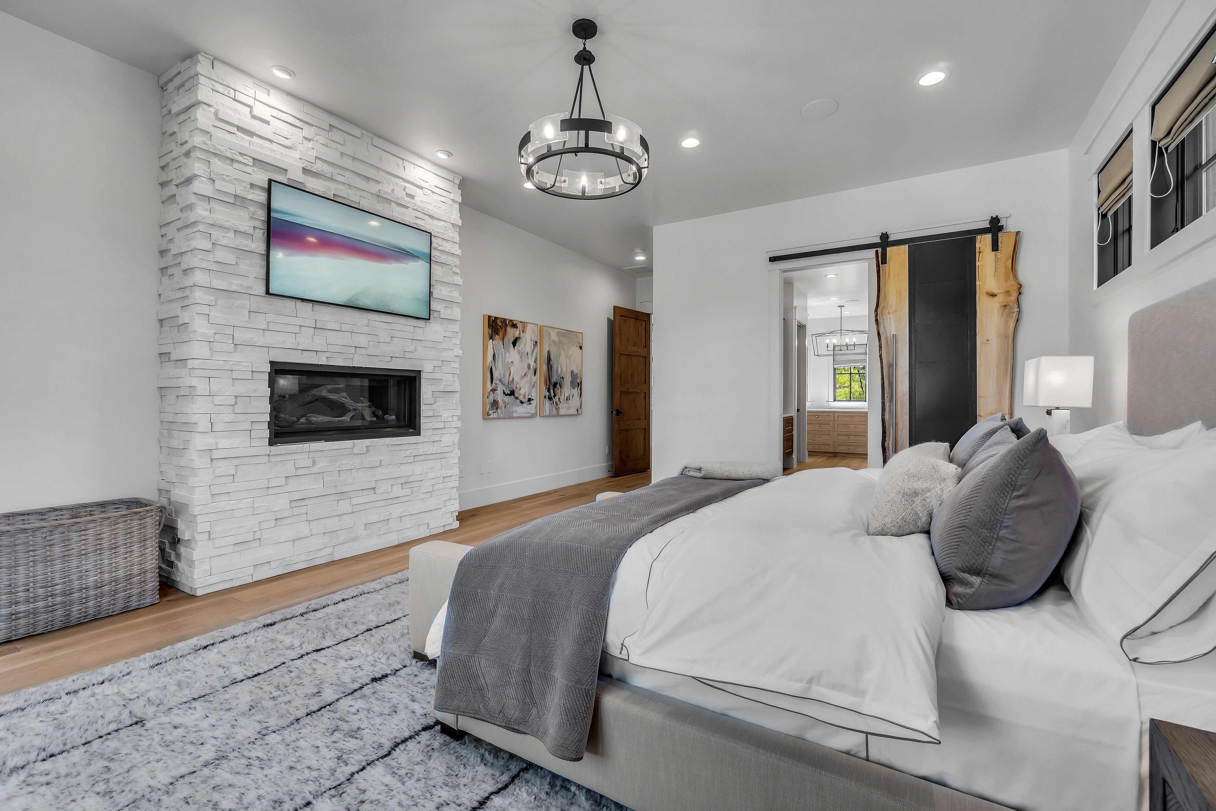 CS_Arctic_Pro-Fit Terrain Ledgestone_Int_Bedroom_Full Marketing Rights.jpg