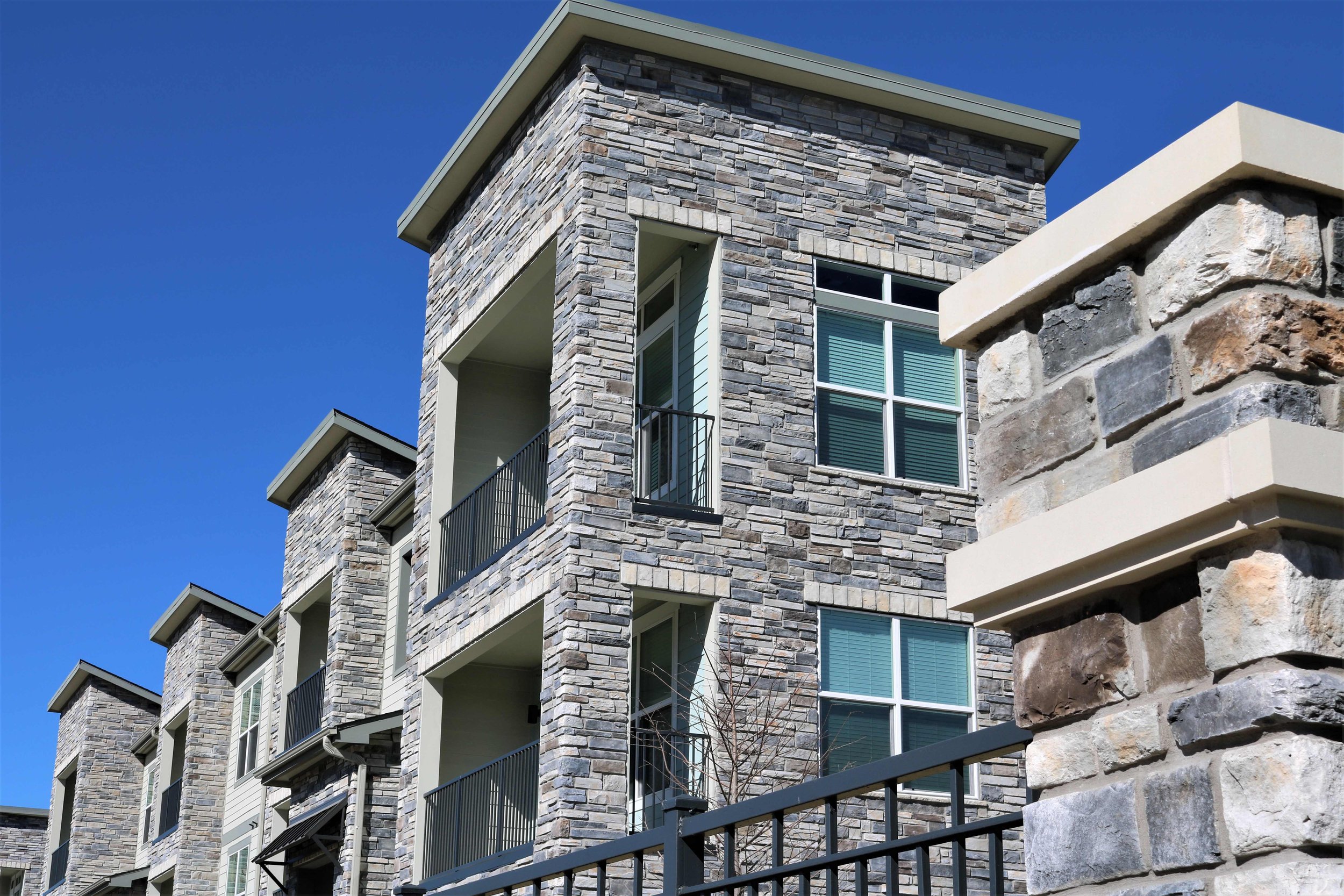 CS_Country Ledgestone_Echo Ridge_Ext_Multi Family.jpg