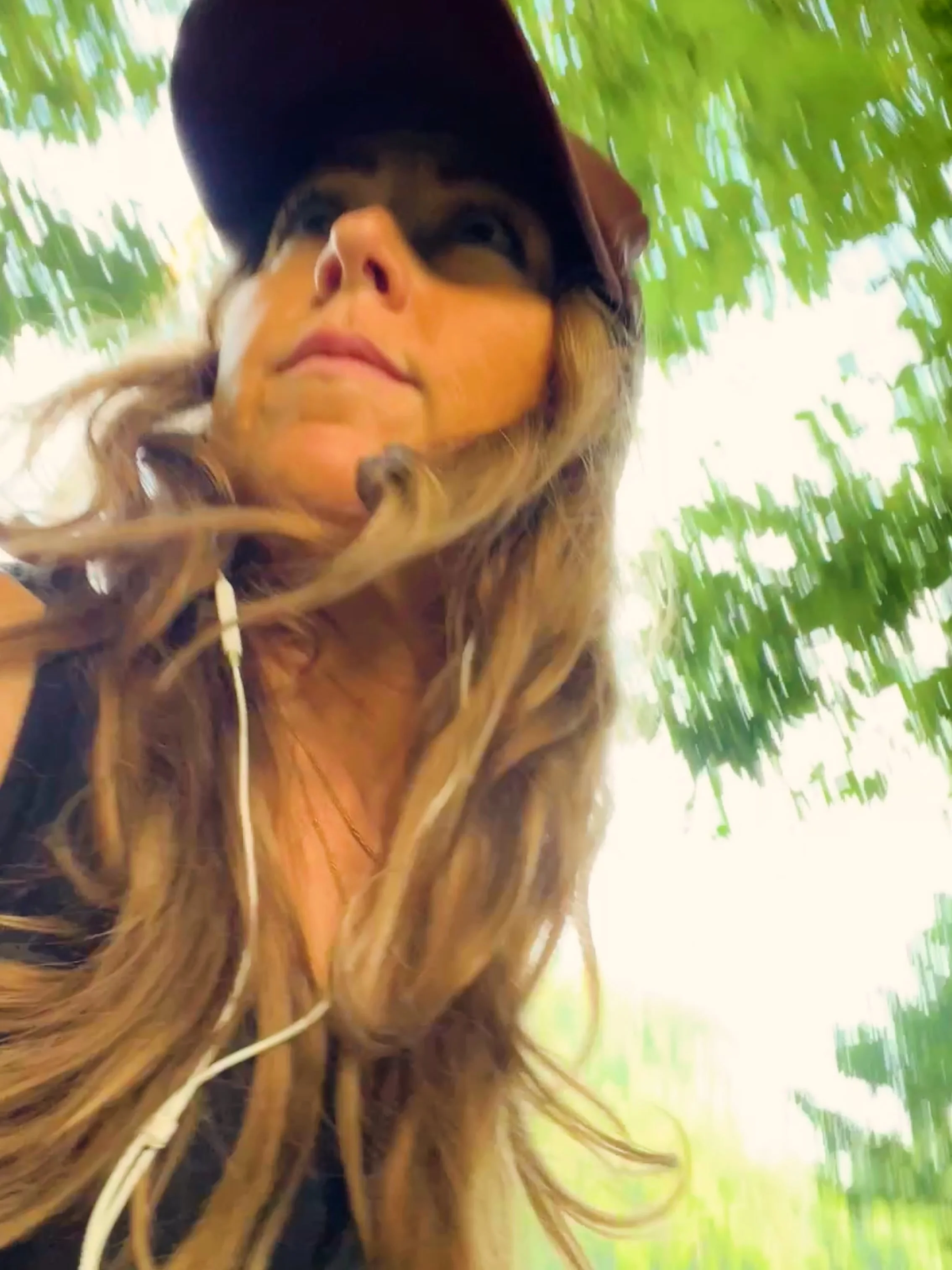 Foggy morning walk 🥰 the sunbeams were really showing off this morning! I love capturing the light ✨ 

I&rsquo;ve realized recently how much I love to photograph nature, but it goes beyond that - it&rsquo;s the little moments where the sun is shinin