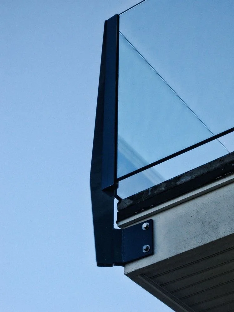 #18 Flat bar with Glass paneling