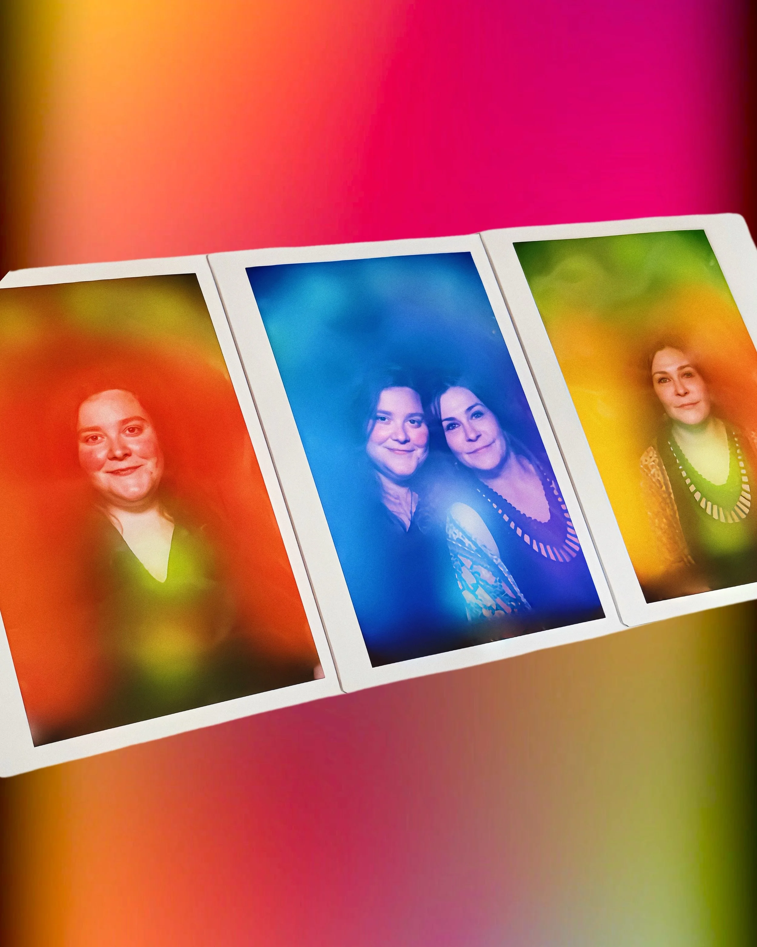 Years of friendship, mirrored energy, and a connection that speaks without words ✨

This Synergy Session between two lifelong friends was such a beautiful reminder that the people we grow with often become reflections of us. Their individual aura por