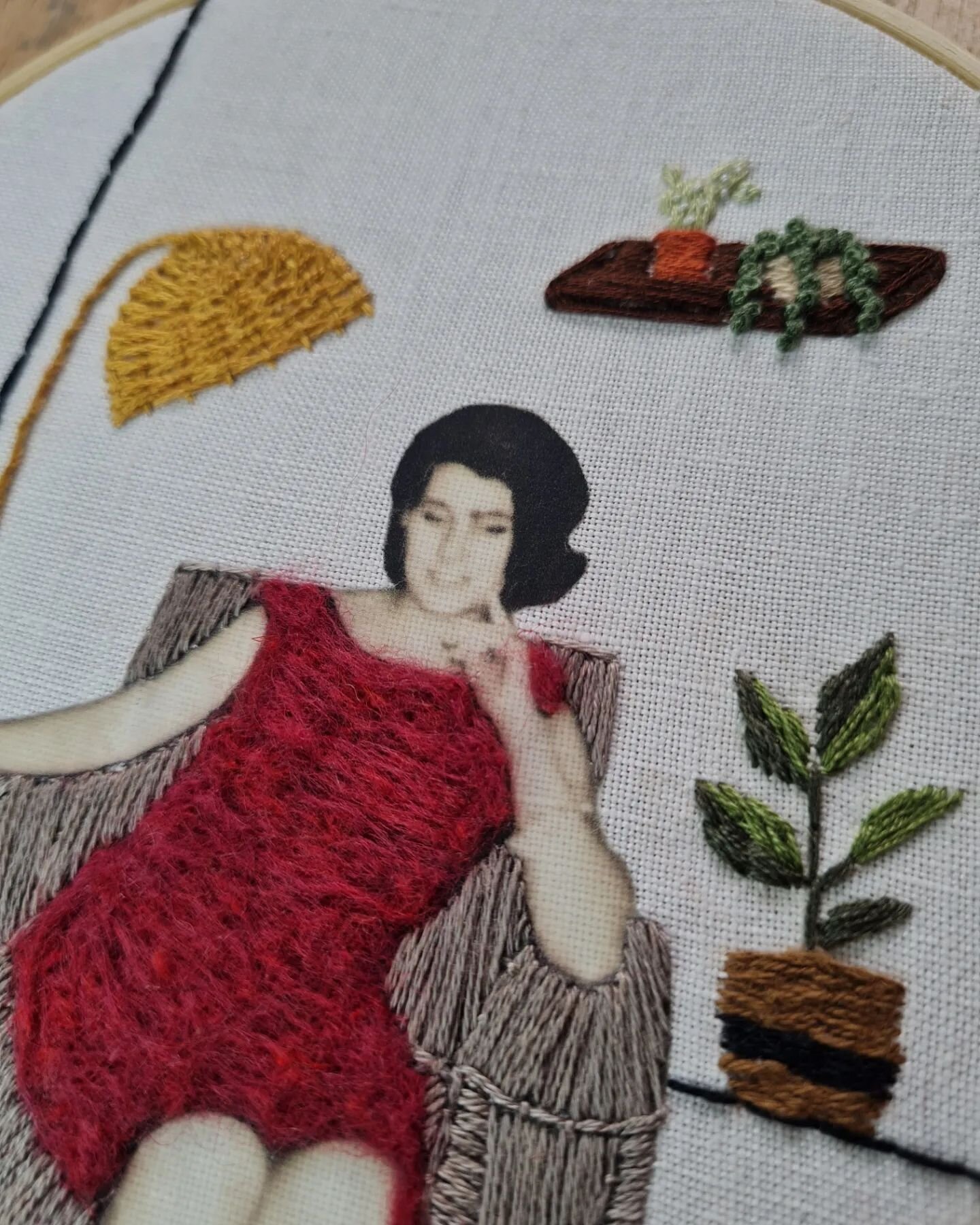 Finally I finished this new embroidery of my grandma. Since I saw this picture I loved the composition and gesture of my grandma. My grandfather was an amateur photographer and my grandmother was the perfect model ❤️&nbsp; I would embroider all his p