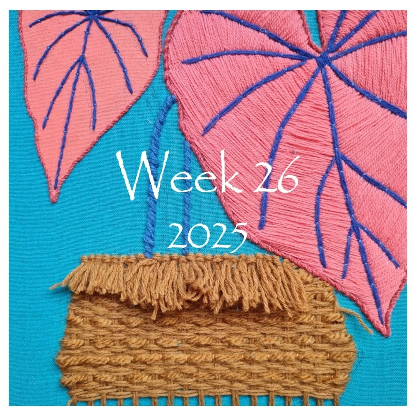 Week 26! I can't believe I keep posting evetyweek and sharing witb you my creative week! This week I could enjoy a lot of time to work on this collection that it's almost finished. 
1 &amp; 2. Weaving the vase.
3. You can see the erased marks until I