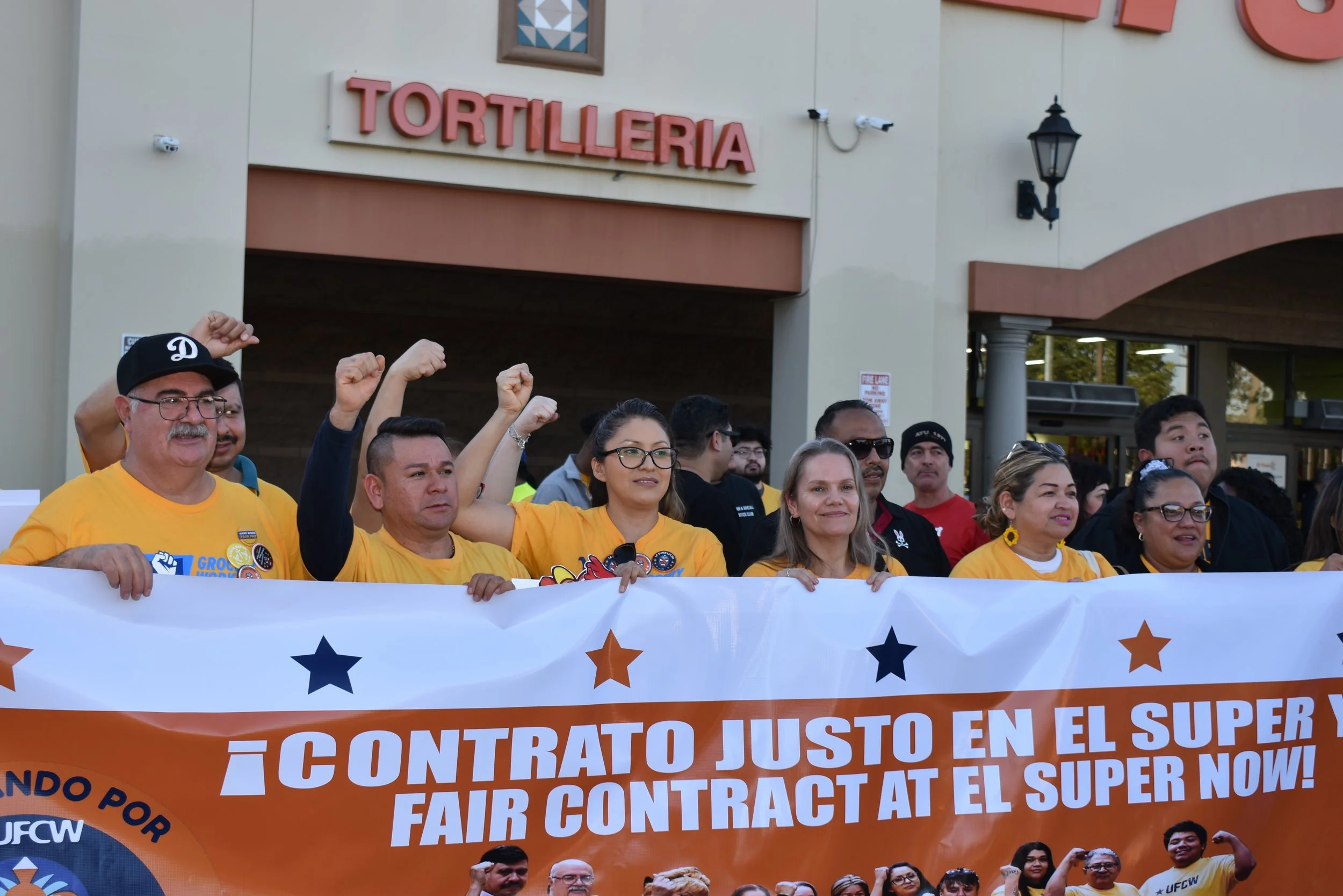 Trabajadores de El Super Piden Sueldos Justos y Protecciones de Inmigración