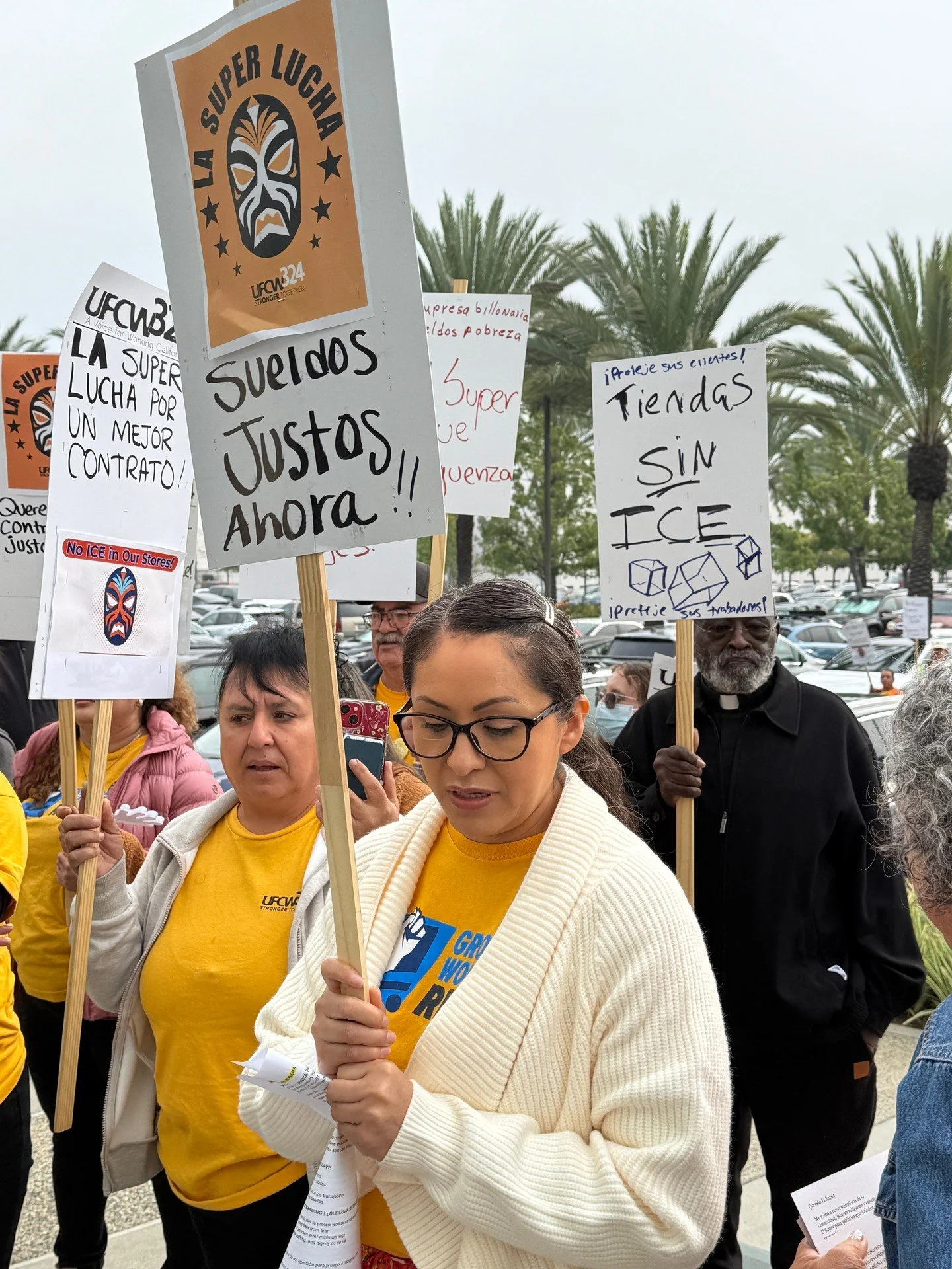 Clientes, trabajadores, l&iacute;deres religiosos y miembros de la comunidad se movilizaron hasta las oficinas corporativas de Chedraui USA para entregar miles de peticiones exigiendo que El Super proteja a clientes y trabajadores de ICE y ponga fin 