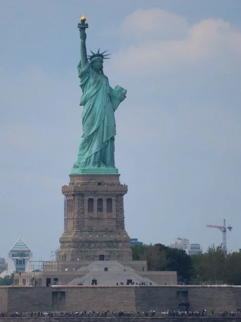 Lady Liberty looking at Belle Bateau