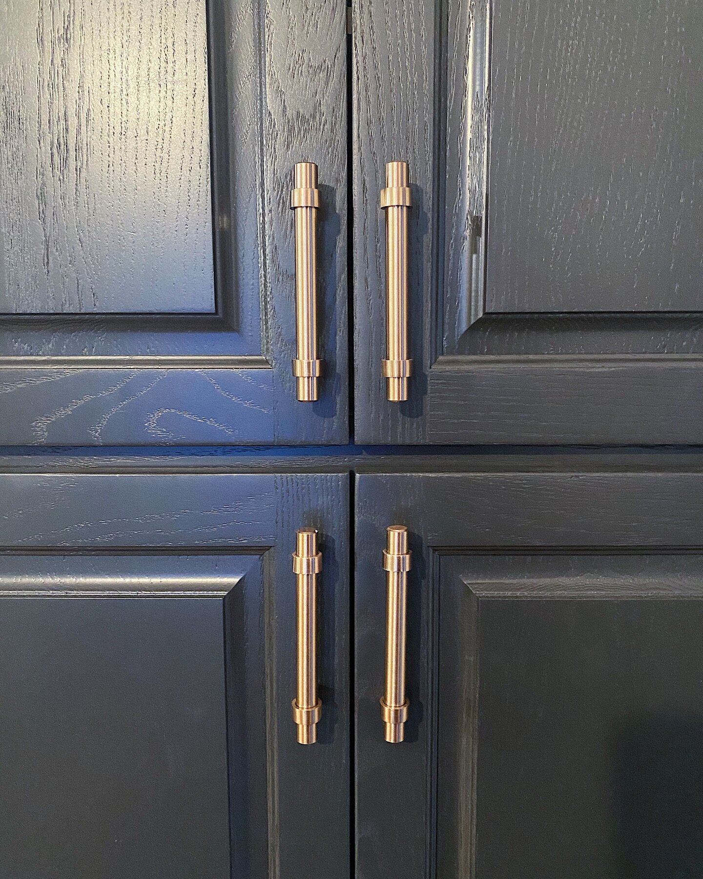 We chose this beautiful cabinet pull from Richelieu in champagne bronze for the kitchen. 
.
.
.
#champagnebronze #kitchenhardware #kitchendesign #kitchendecor #richelieu #ottawadesign #ottawainteriordesigner #ottawakitchendesign #ottawarealestate #ot