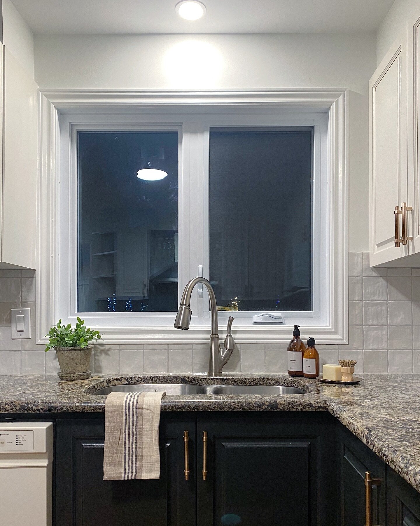 Another view of the updated kitchen at our Hopkinton project. Staged by @tinbarnmarket 🤍
.
.
.
#ottawainteriors #kitchendesign #kitchendecor #ottawaconstruction #ottawakitchens #kitchenrefresh #backsplash #countertopdecor #ottawainteriordecorator