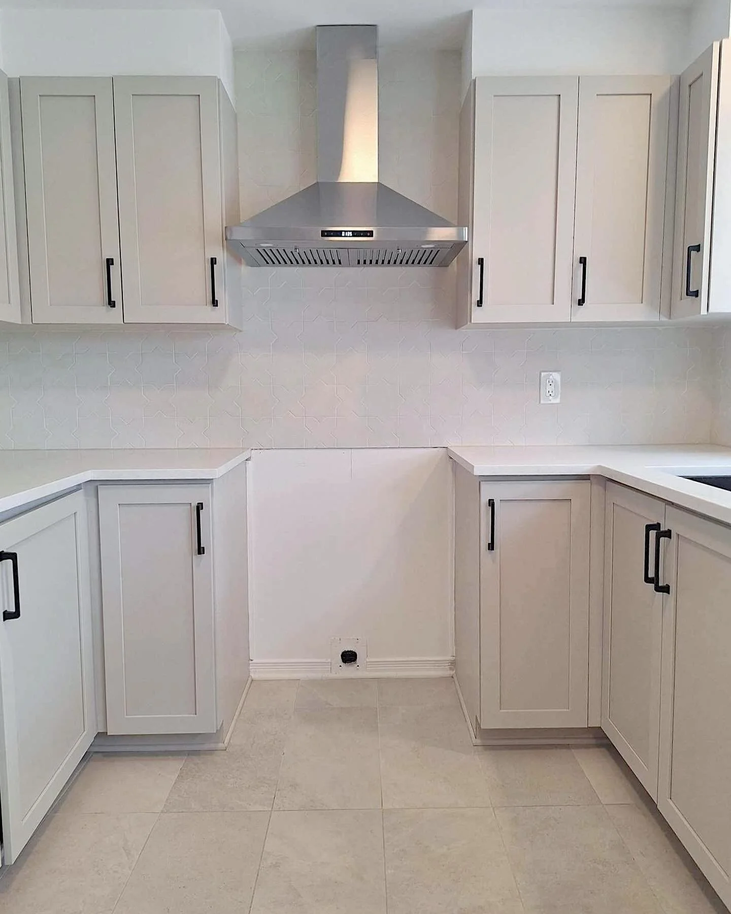 We went light and bright while bringing this kitchen into the 21st century. Swipe to see the before ➡️
.
.
.
#ottawageneralcontractors #ottawaconstruction #ottawakitchens #ottawarenovations