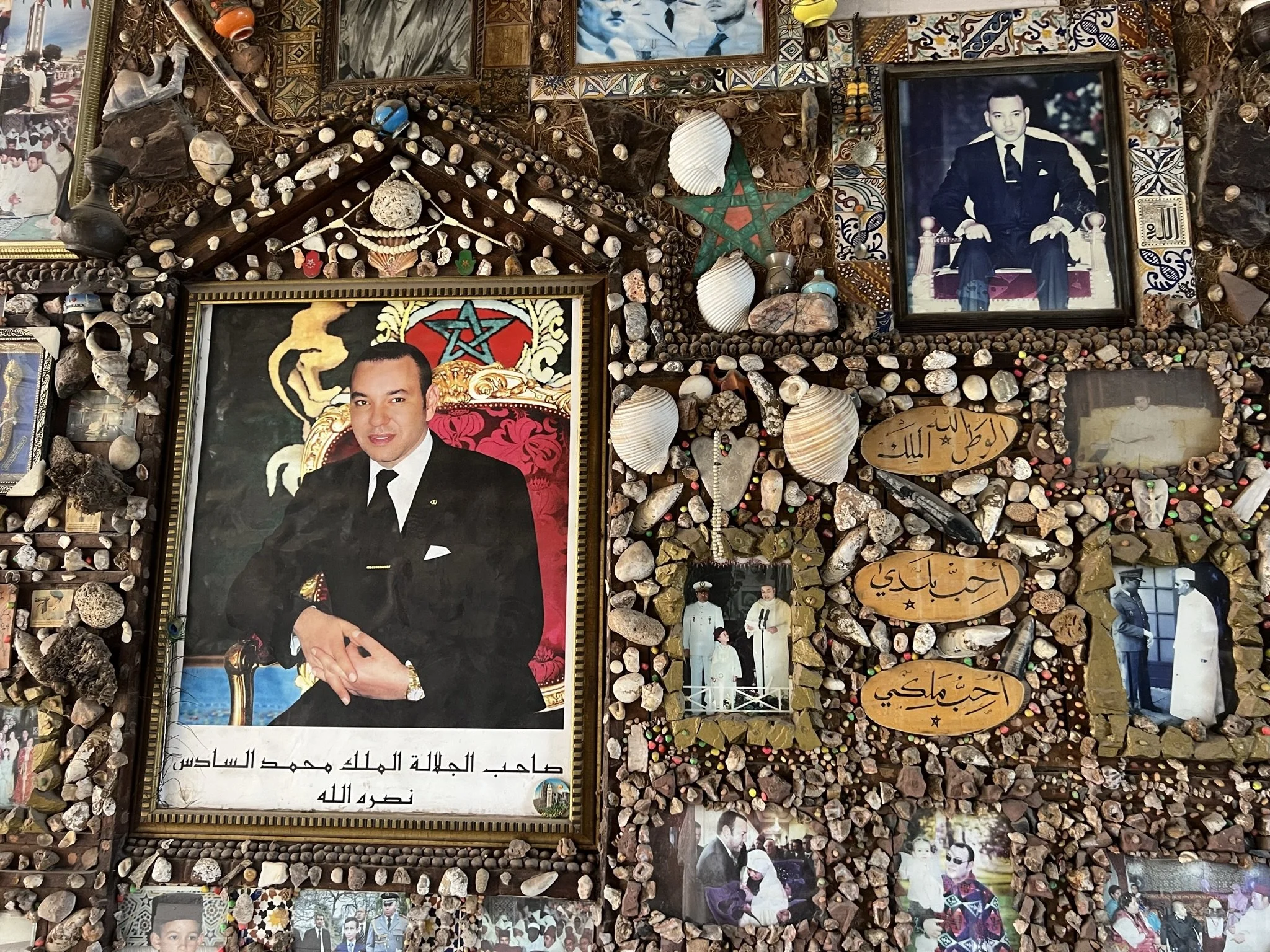 Inni markedet fant vi ulike små ganger og smug, der hang kongen av Marrakesh og på veggen.