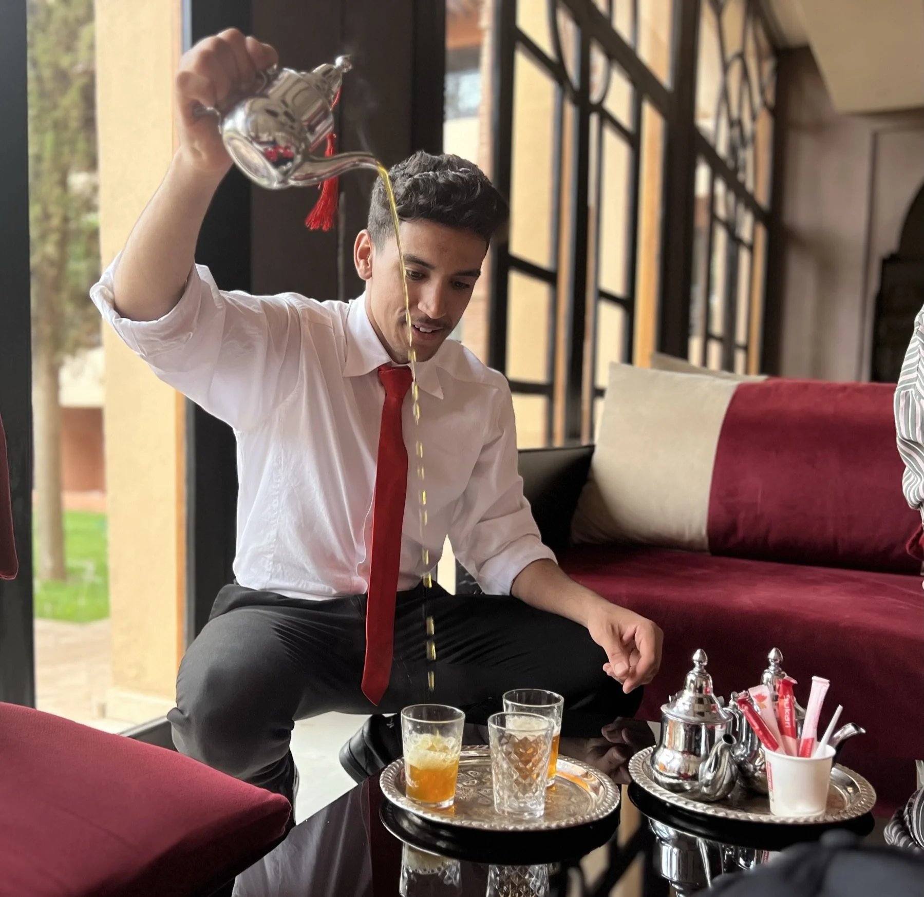 Sånn heller man marrokansk te i glasset - den smaker mint, og er veldig god.